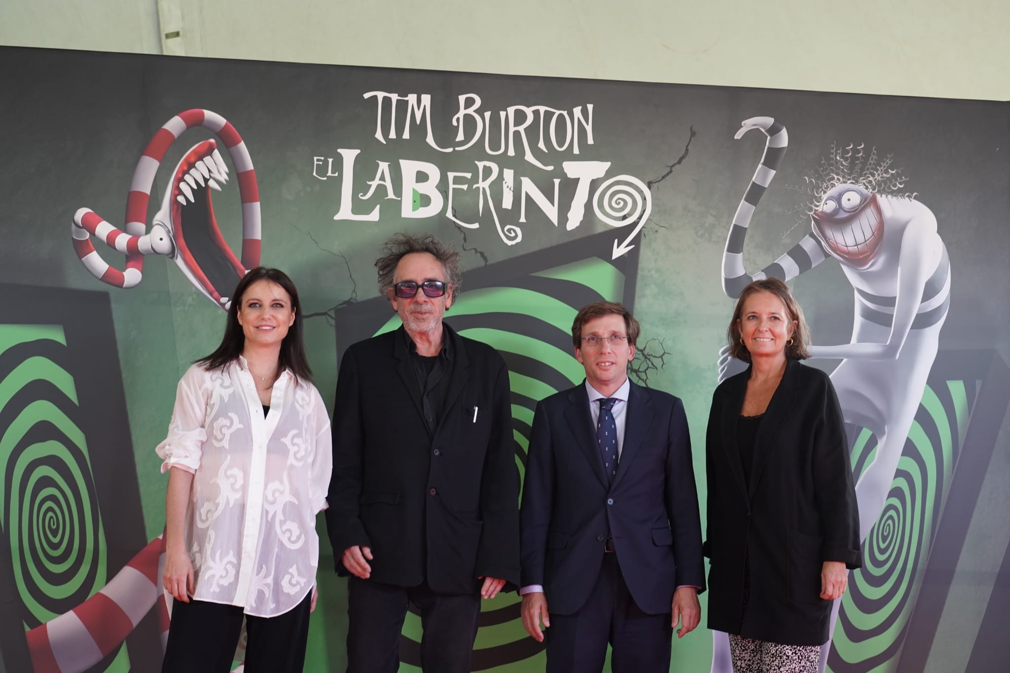 Tim Burton junto al alcalde de Madrid, José Luis Martínez-Almeida.