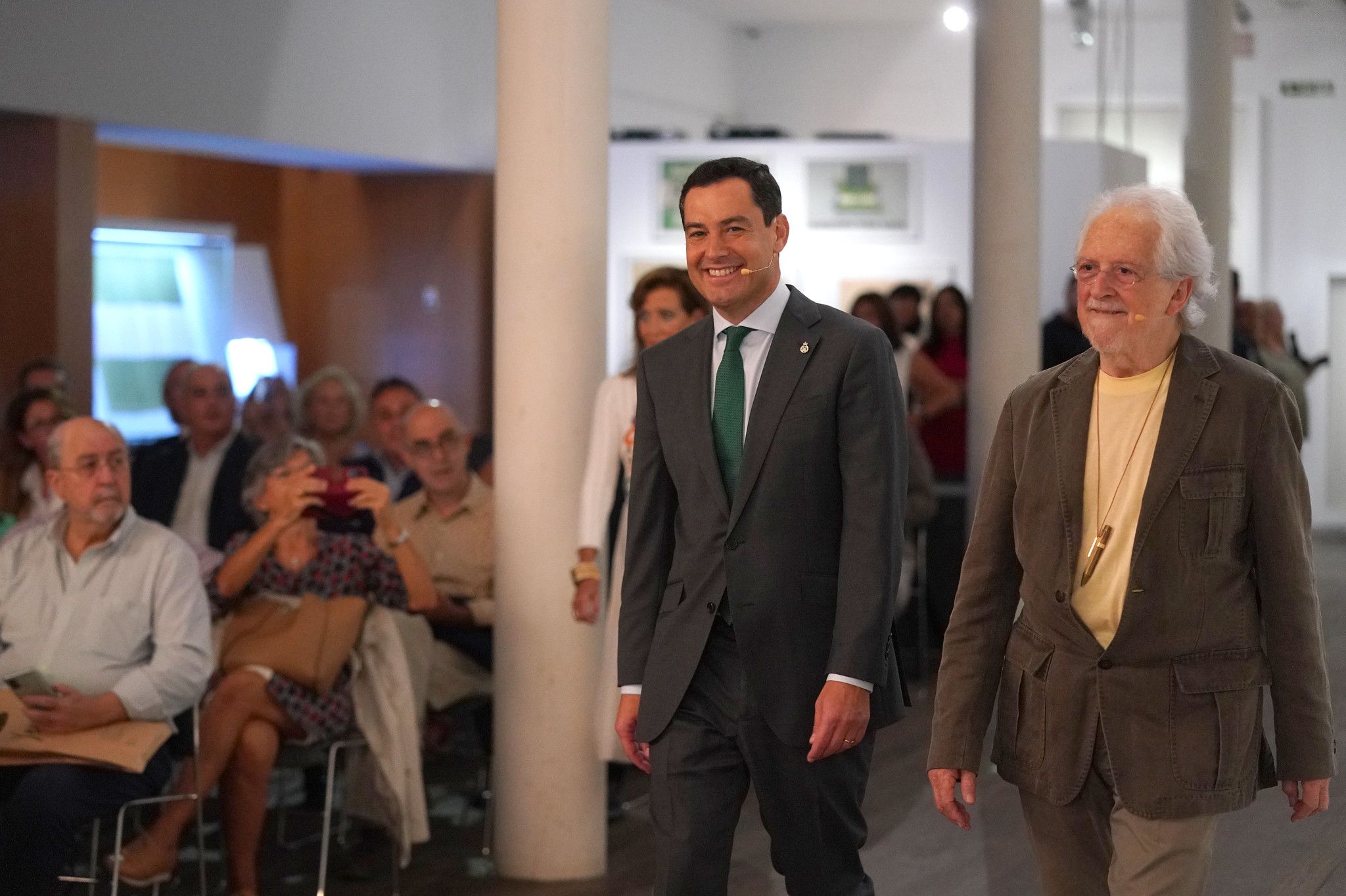 Coloquio entre Alejandro Rojas Marcos y Juan Manuel Moreno Bonilla con motivo de la presentación del libro de José Luis Villar 'Por un poder andaluz'.