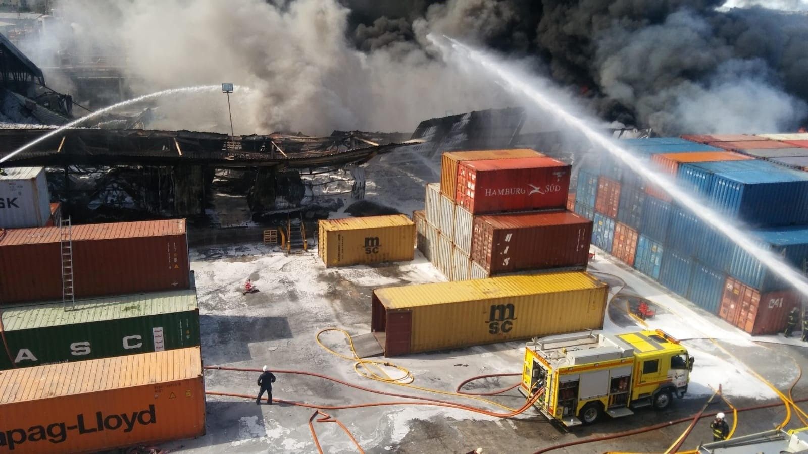 Intervención en el incendio en la planta química de San Roque. FOTO: BOMBEROS DE CÁDIZ.