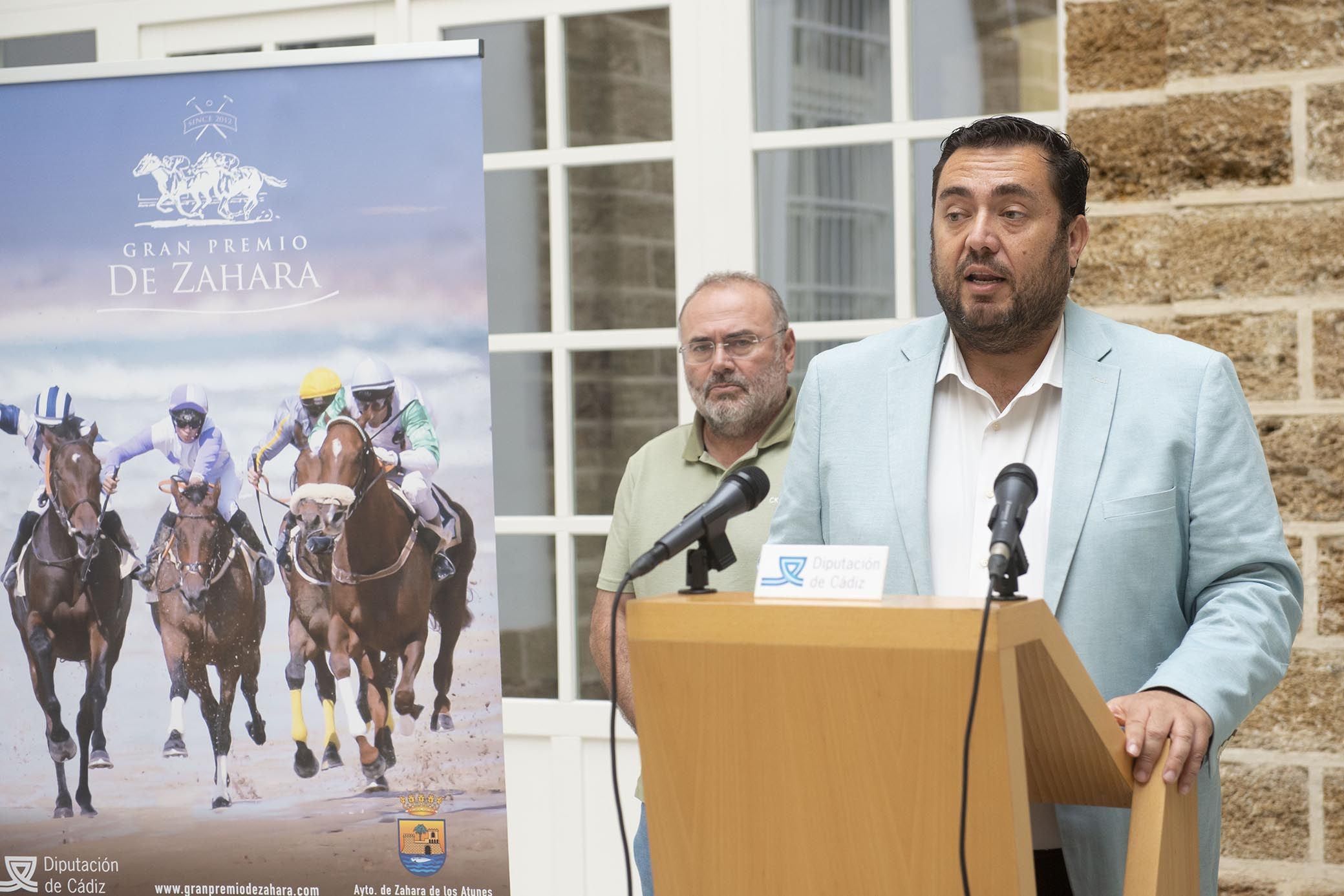 El diputado Jaime Armario presentando las carreras de caballos en Zahara de los Atunes.