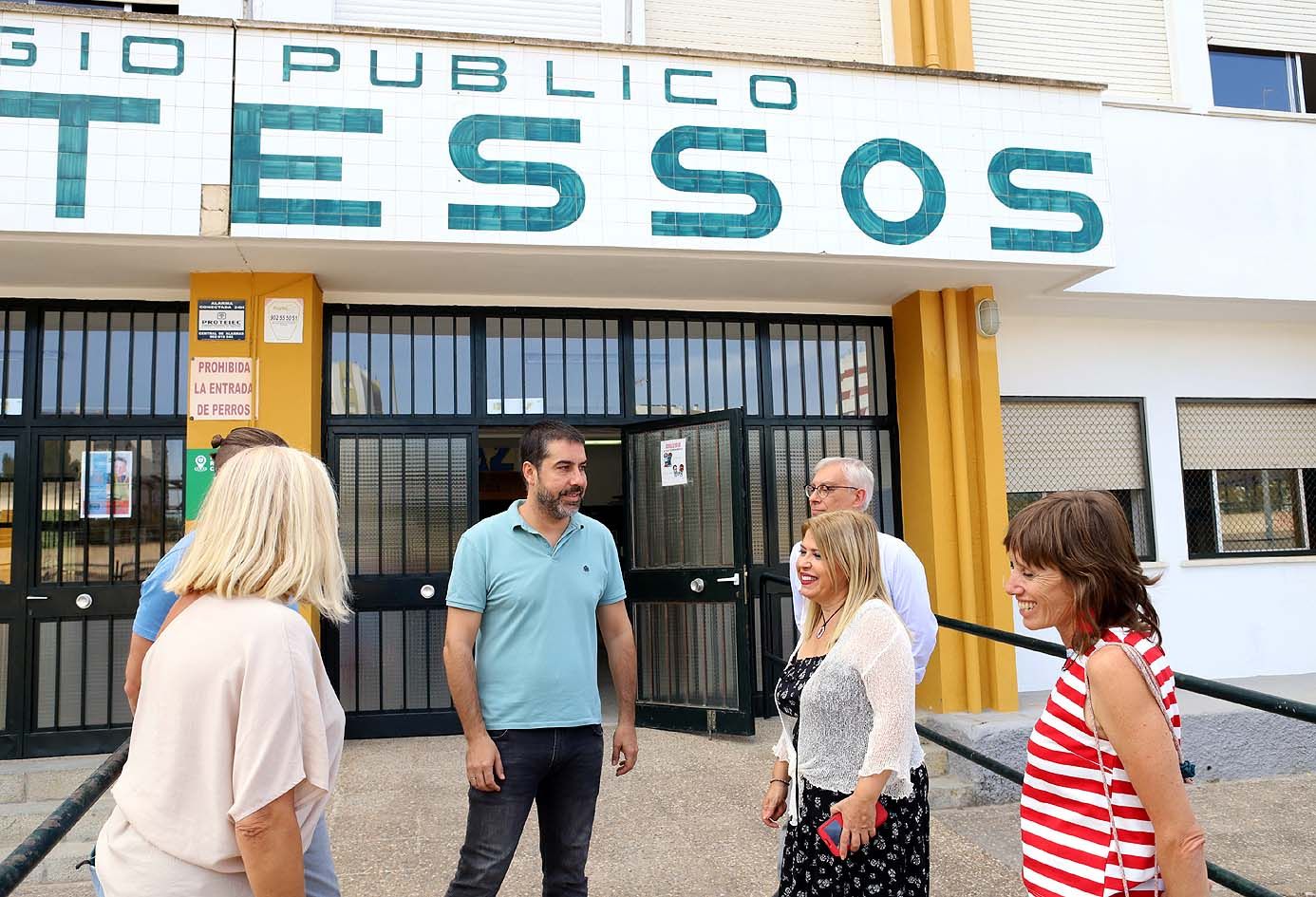 La alcaldesa, Mamen Sánchez, en una visita reciente al CEIP Tartessos de Jerez, uno de los que será rehabilitado con una inversión millonaria.