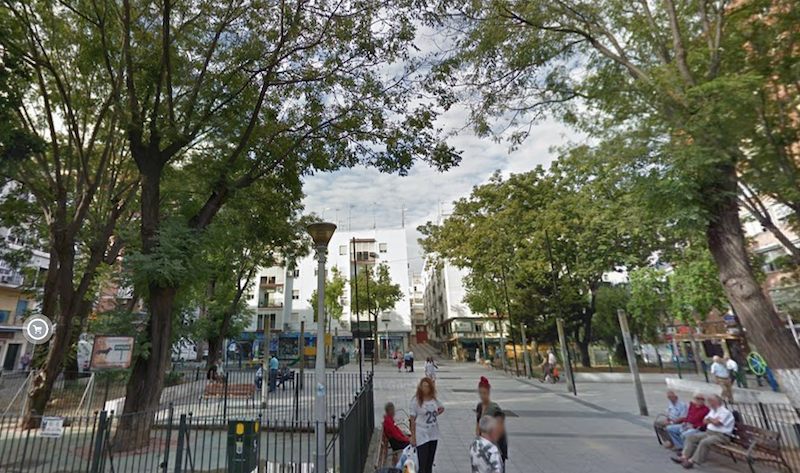 La plaza donde fue apuñalado el joven marroquí por un nazi.