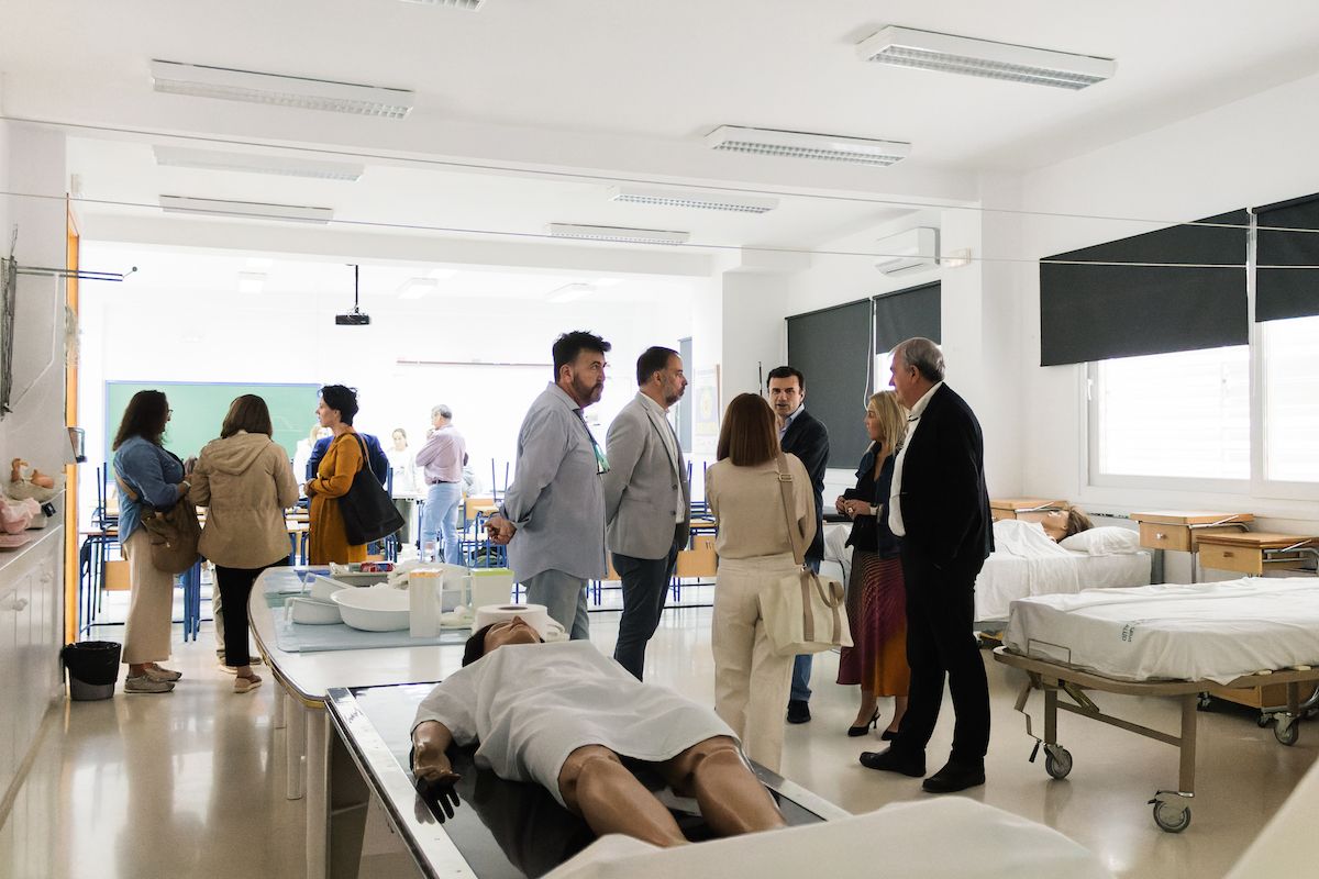 El alcalde de Trebujena, Ramón Galán, ejerce como anfitrión en la visita de la Junta al CDP José Cabrera.