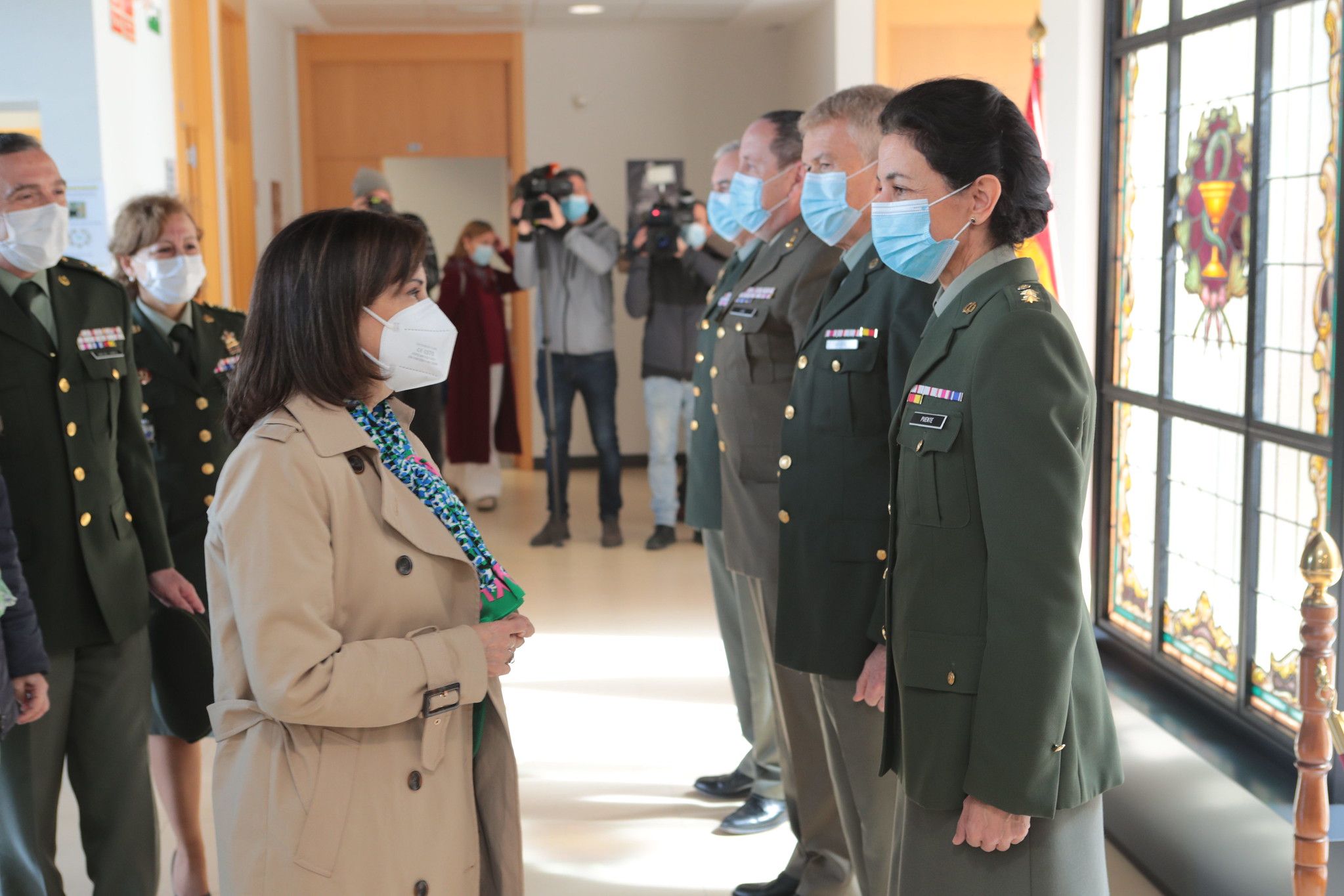 La ministra de Defensa, Margarita Robles, durante una visita en abril al Centro Militar de Farmacia en la Base de San Pedro. Foto: Iñaki Gómez/MDE    