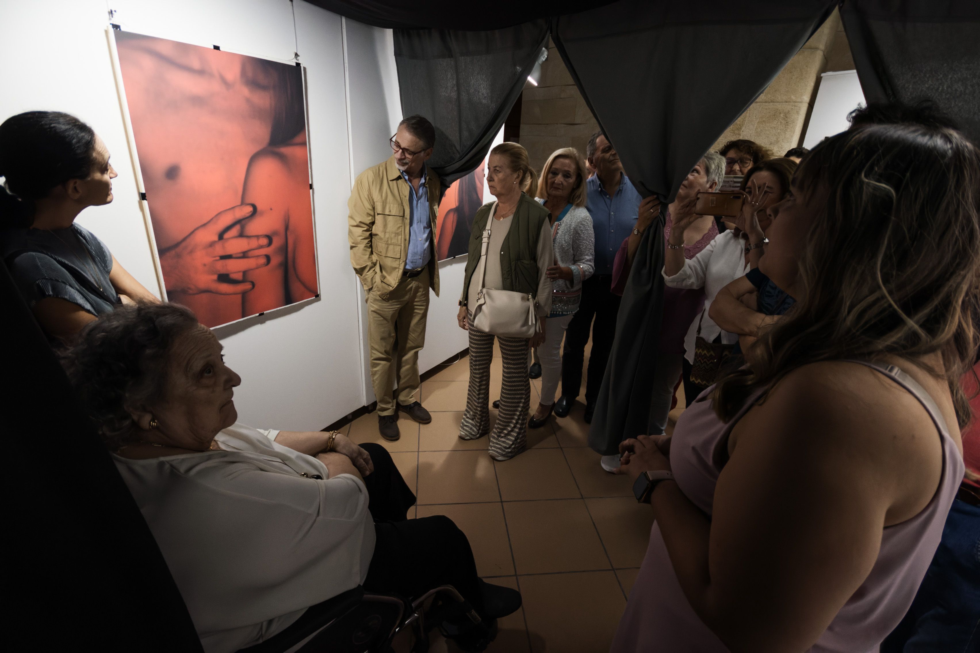 Un momento de la inauguración, en la Sala Paúl, de la exposición 'Amarelia, ¿en qué parte del teatro de la vida estás?', que pretende concienciar con fotografías sobre la lacra de la violencia machista.