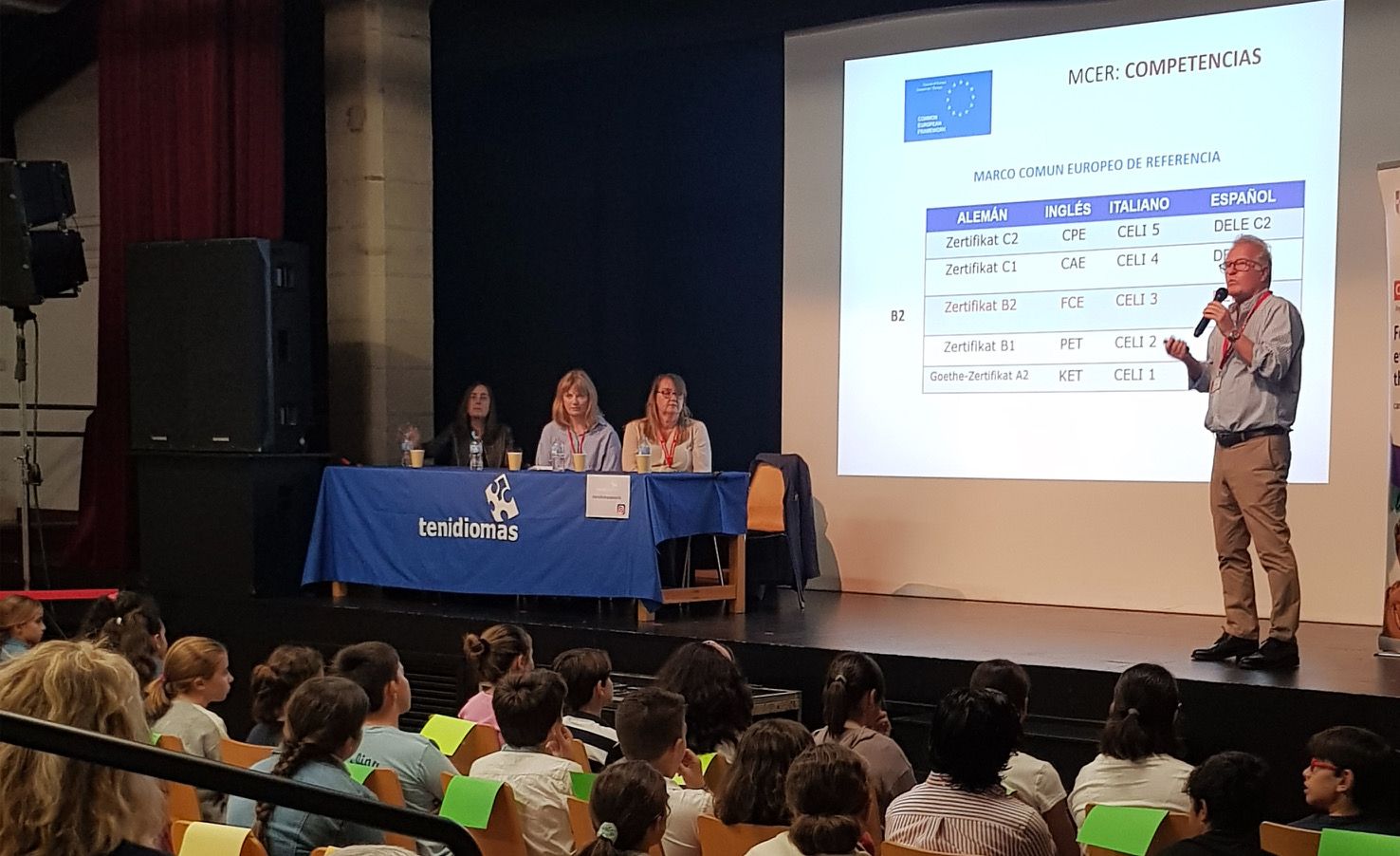 Gerry Rylance, director de Exams Cádiz, entregando los diplomas de Young Learners English.
