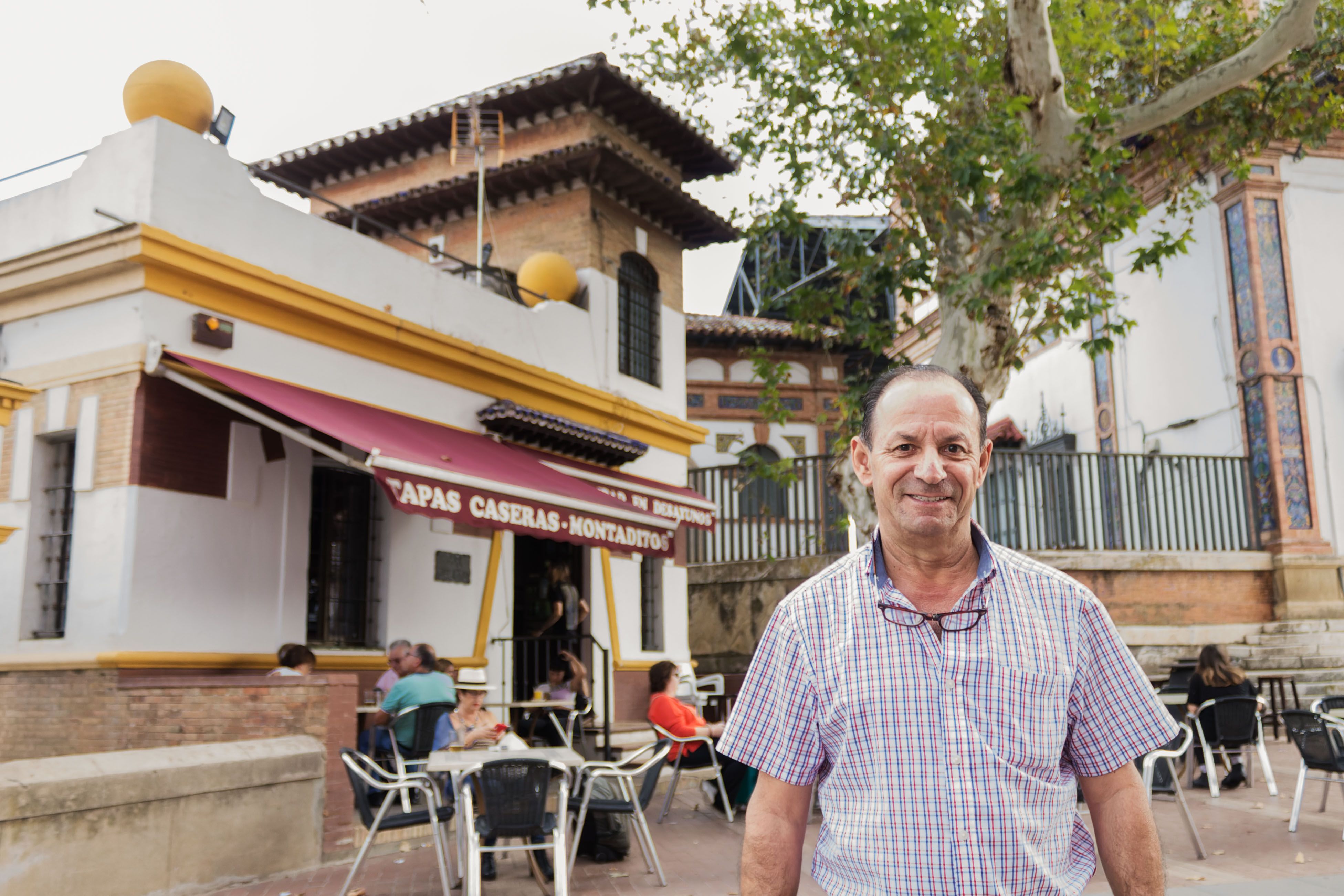 Fernando, proprietario del bar, ante el establecimiento. Fernando, proprietario del bar, ante el establecimiento.