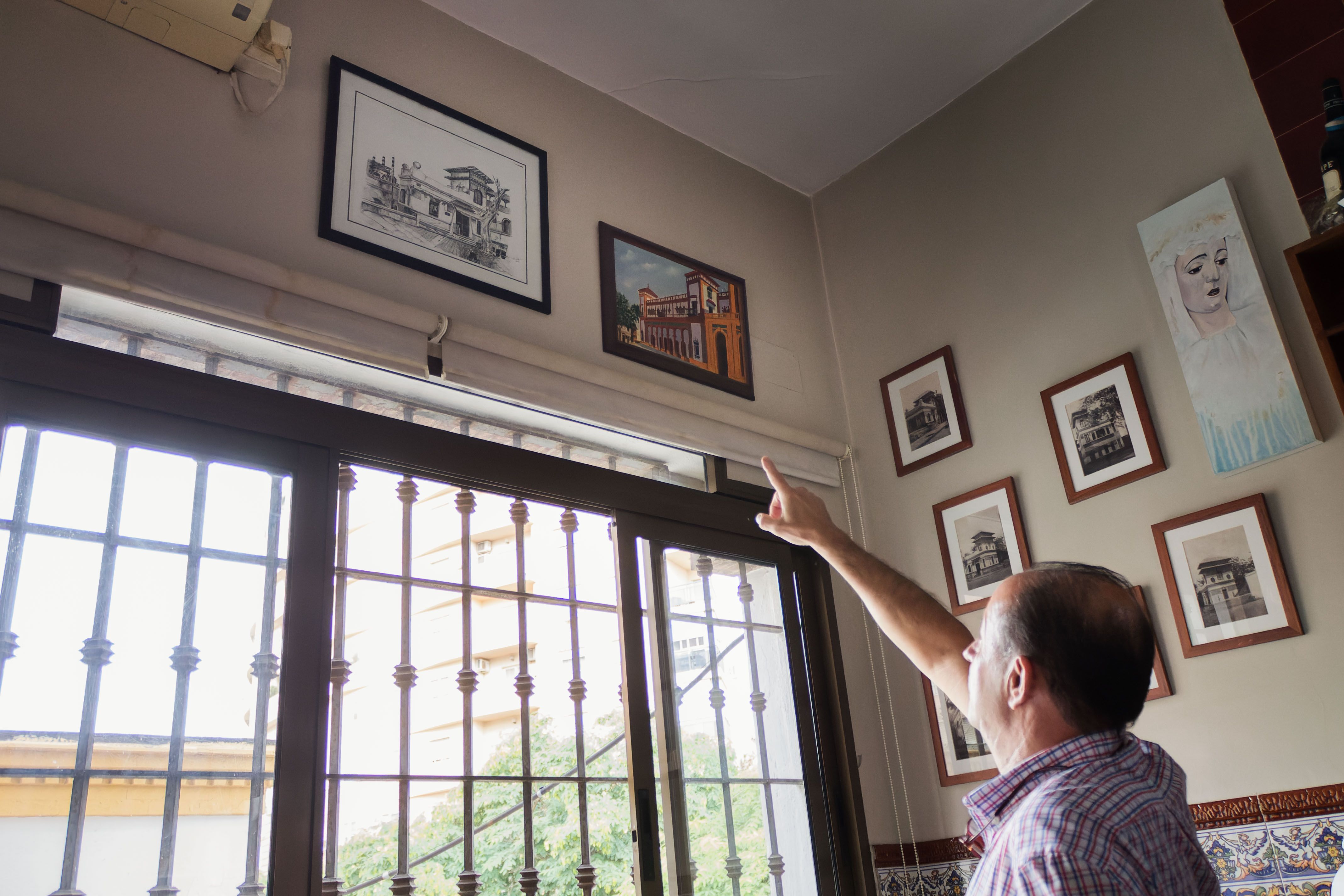 El propietario señala algunas imágenes pretéritas del bar en sus inicios. CANDELA NÚÑEZ