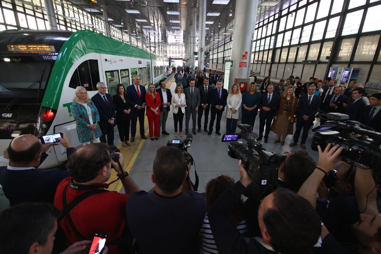 Momento de la inauguración del Trambahía, con distintas autoridades.