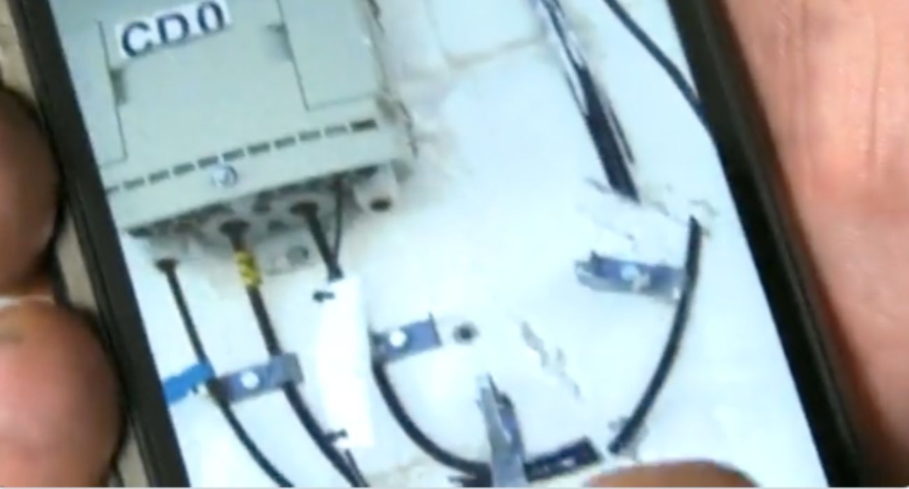 Un vecino muestra el corte del cableado a Andalucía Directo.