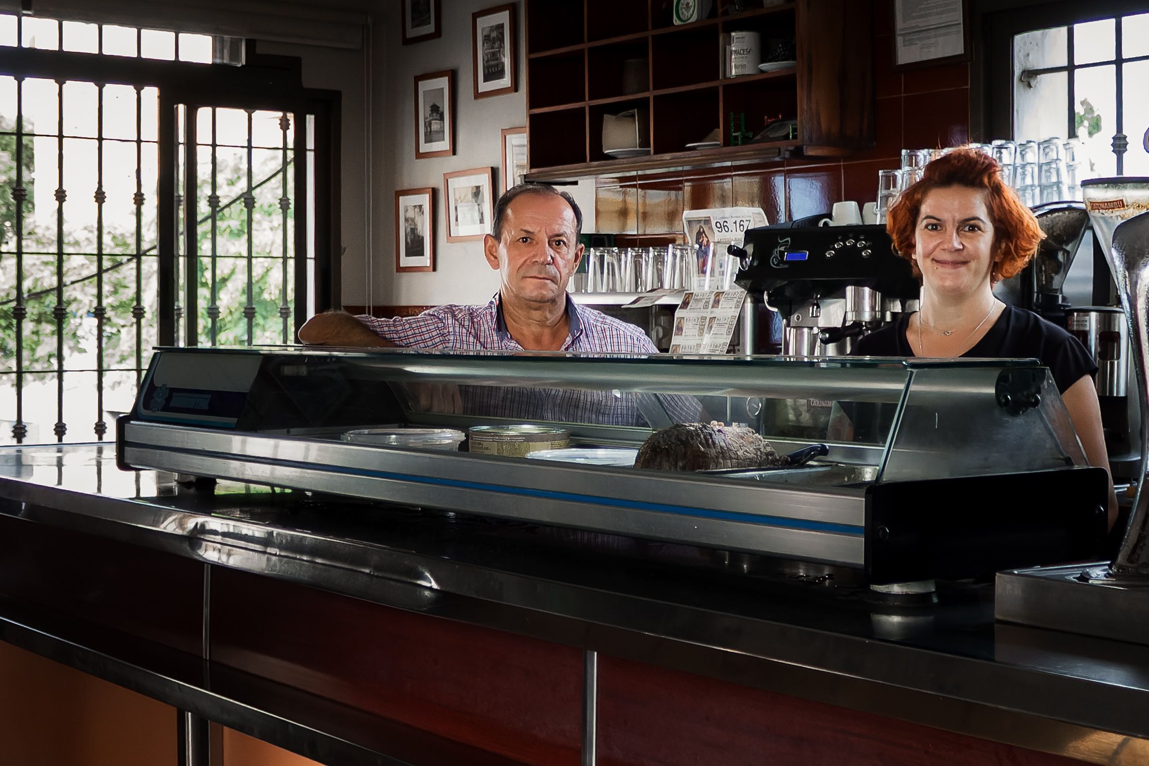 Fernando tras la barra junto a su compañera.    CANDELA NÚÑEZ