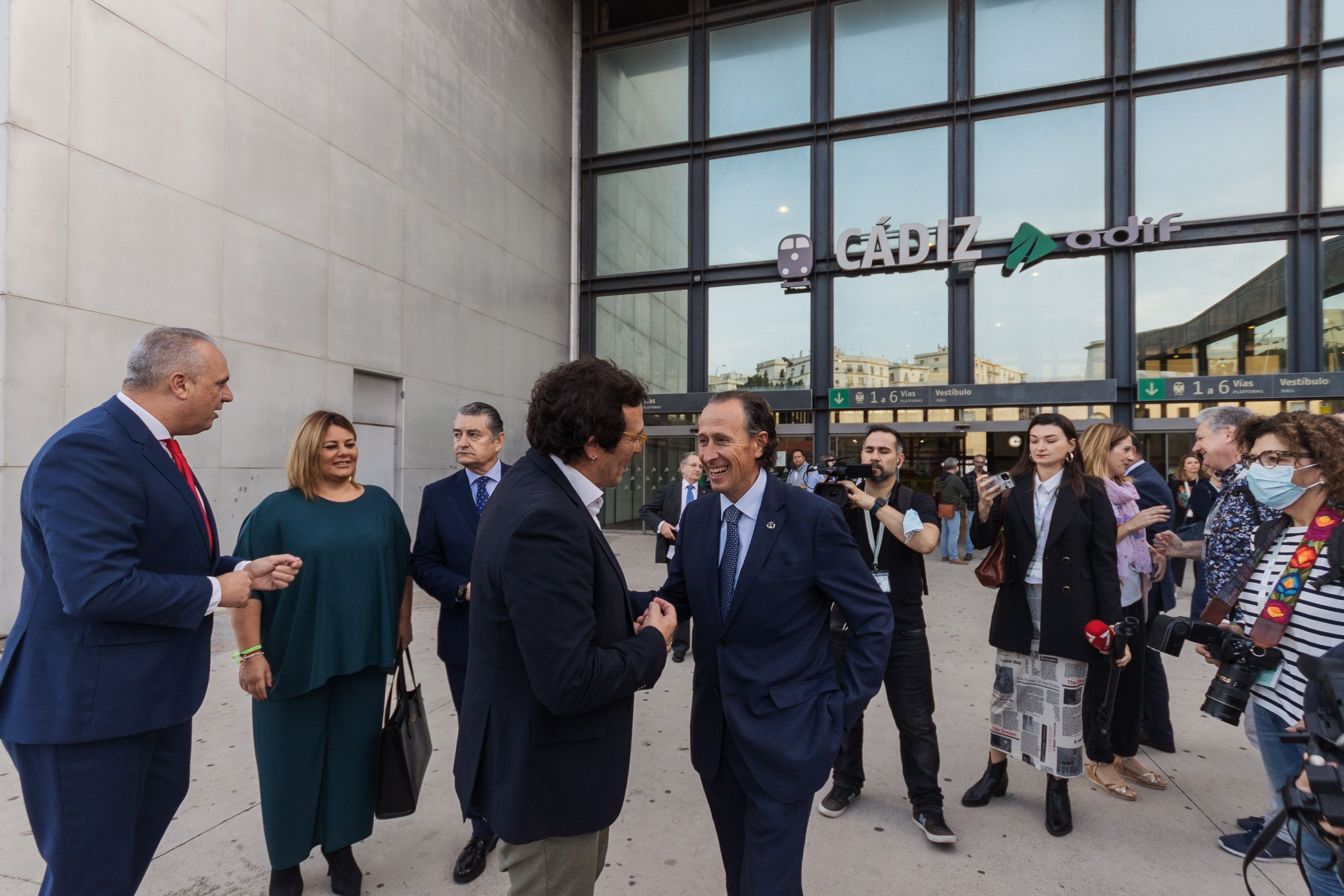 El alcalde de Cádiz saluda a José María Román Guerrero alcalde de Chiclana