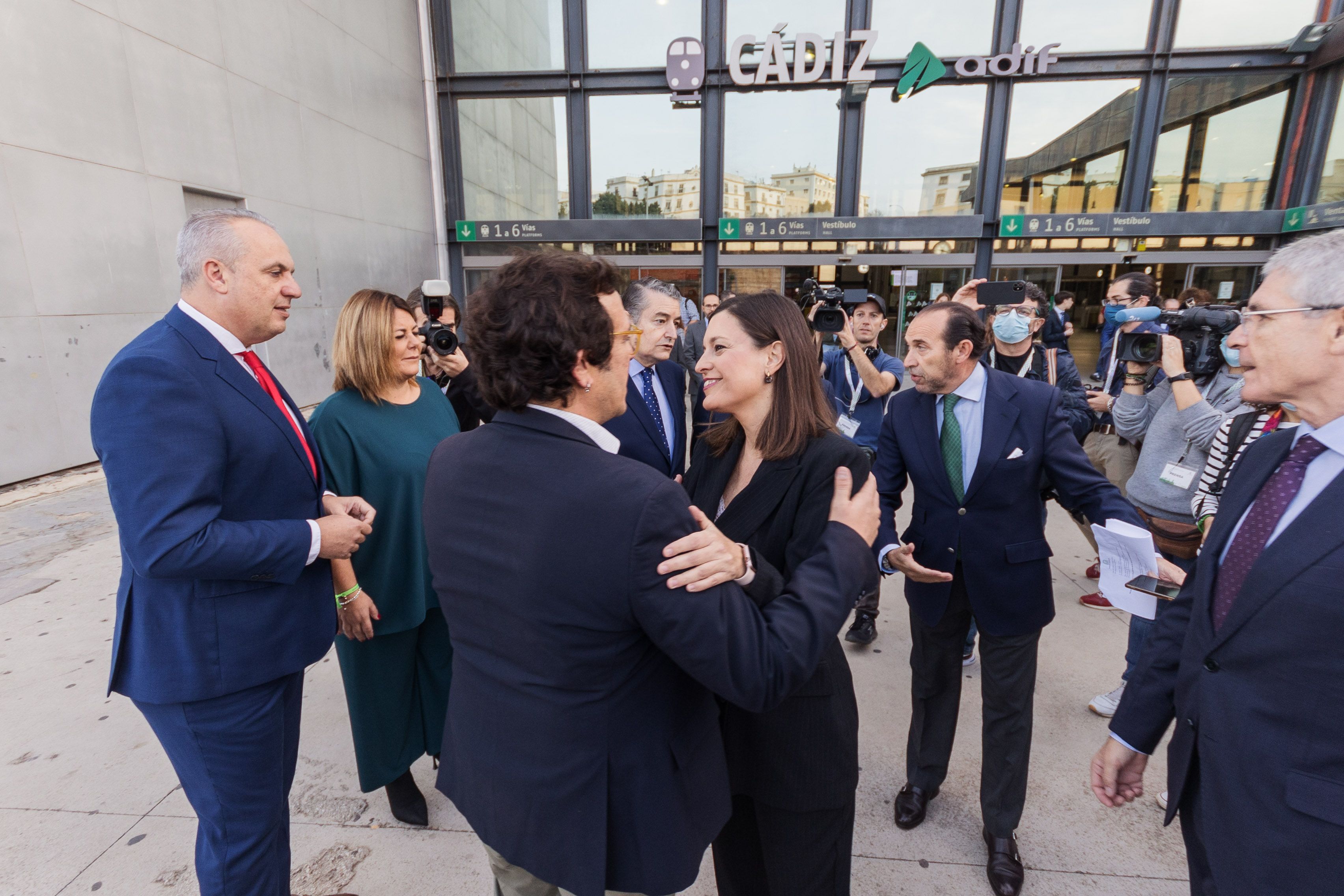 El alcalde de Cádiz saluda a la alcaldesa de San Fernando.