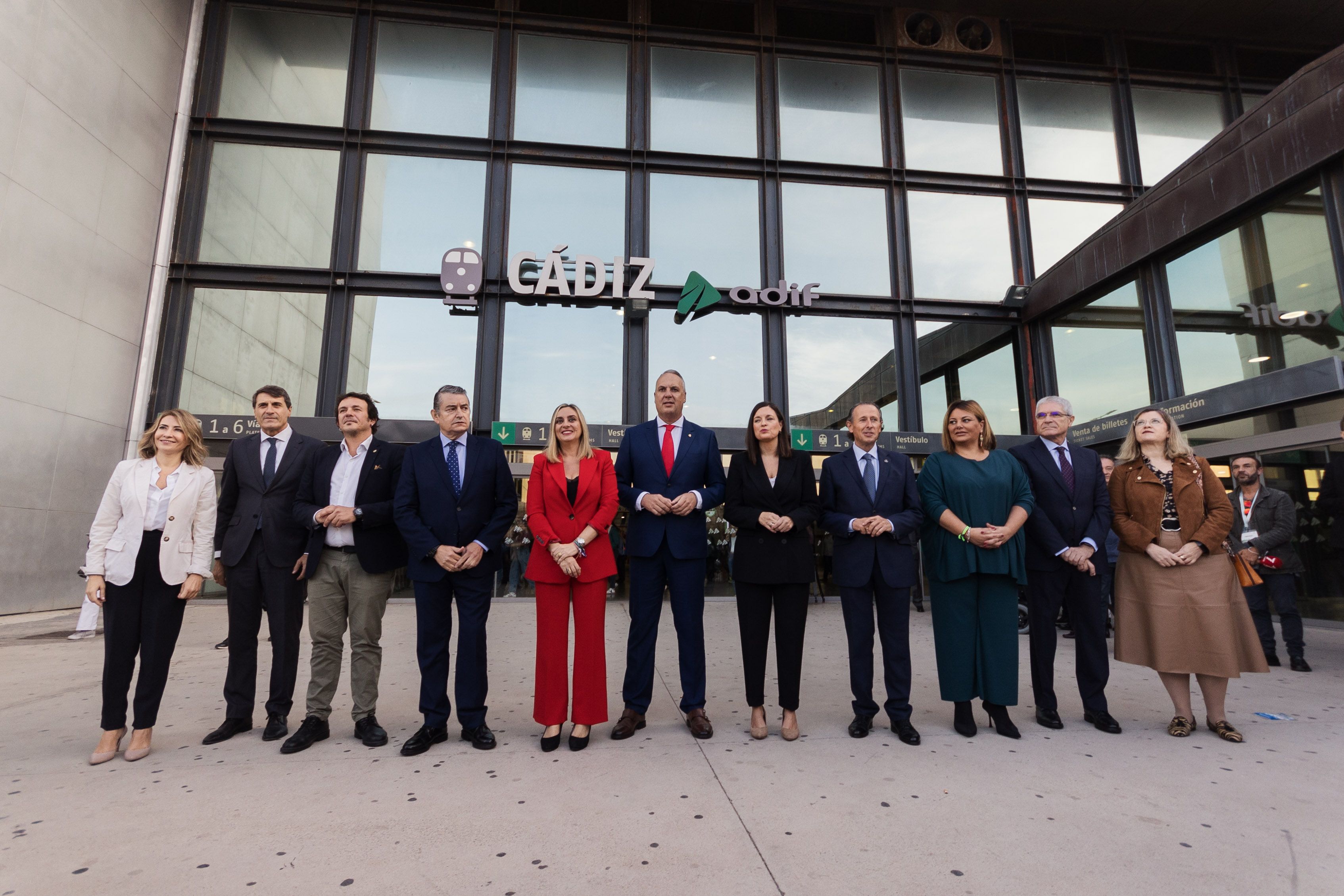 Posado de los políticos delante de la puerta de la estación gaditana.