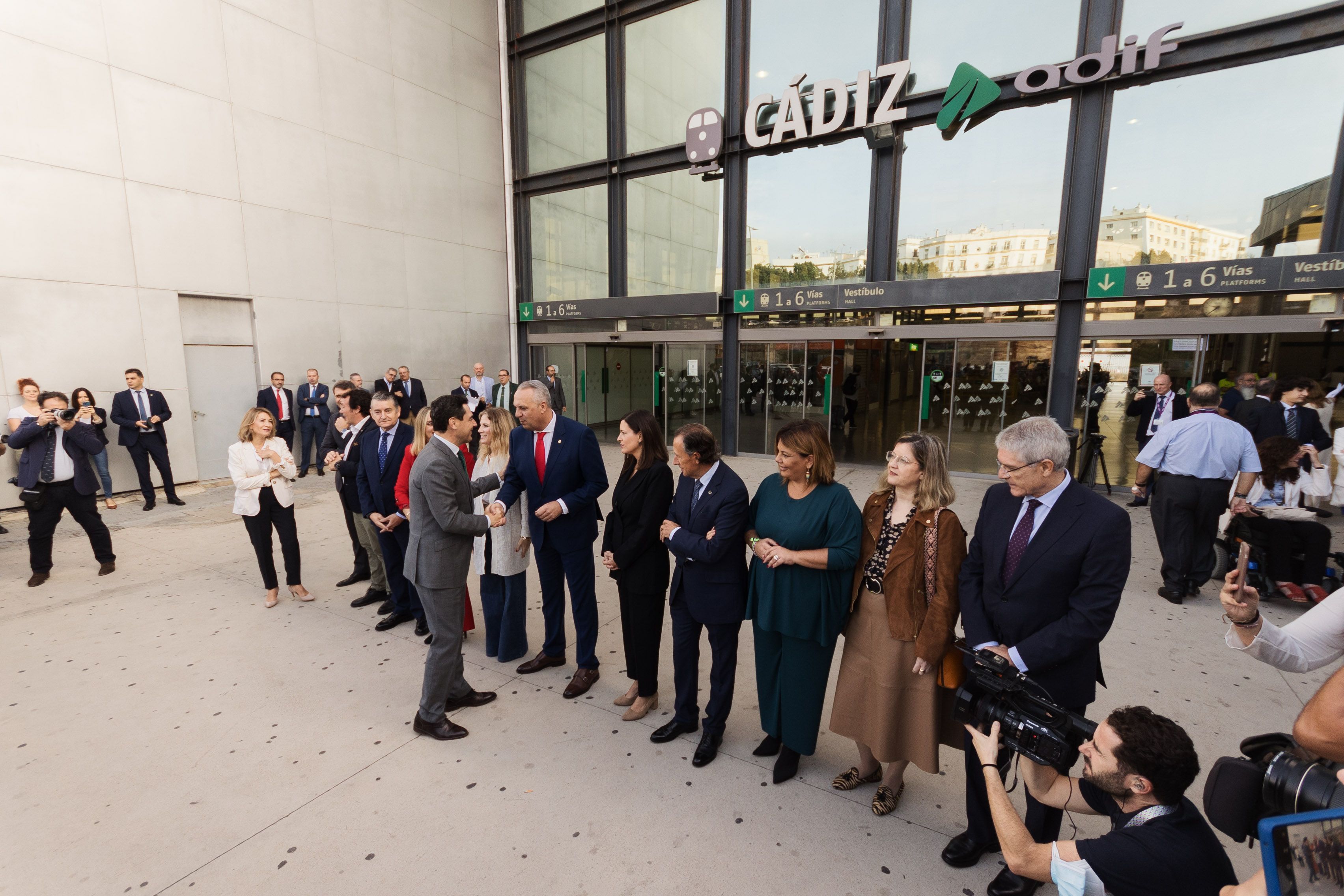 Llegada de Juan Manuel Moreno a la estación de Cádiz.