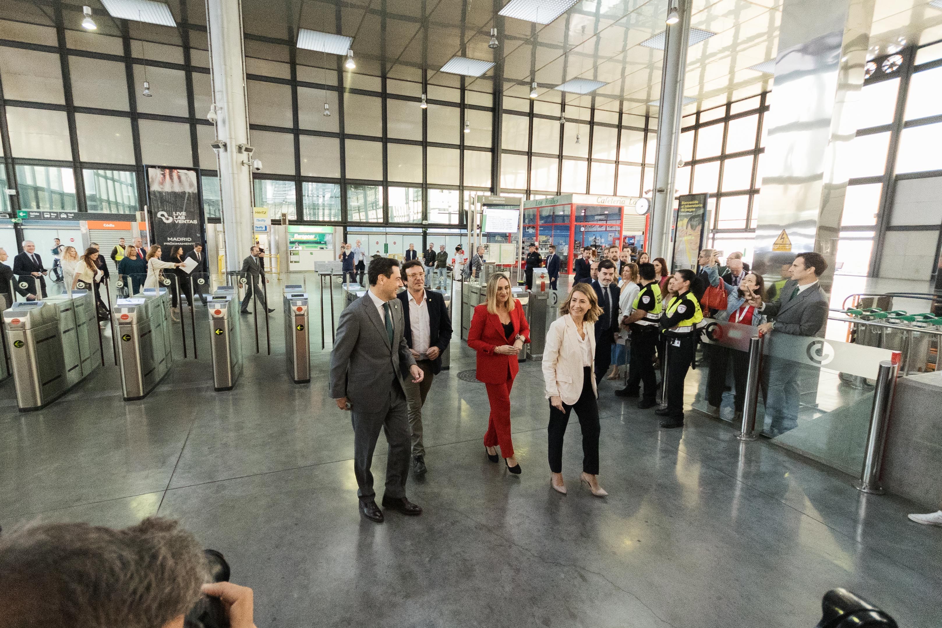 Acceso al andén de la estación momentos antes de subir al tranvía.