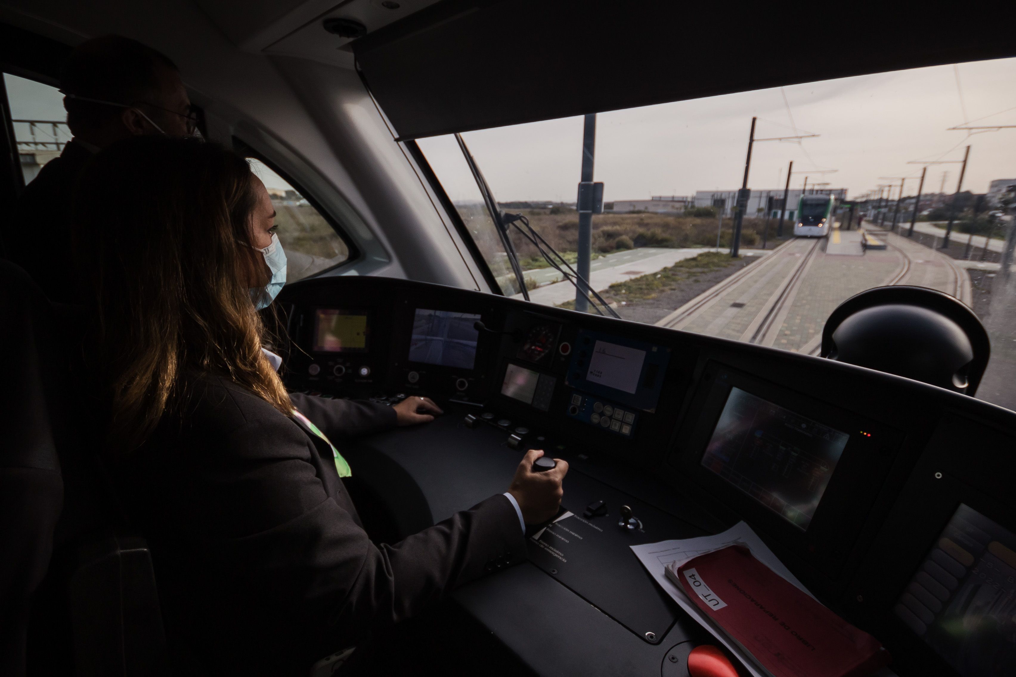 La maquinista al frente del primer viaje del Trambahía.