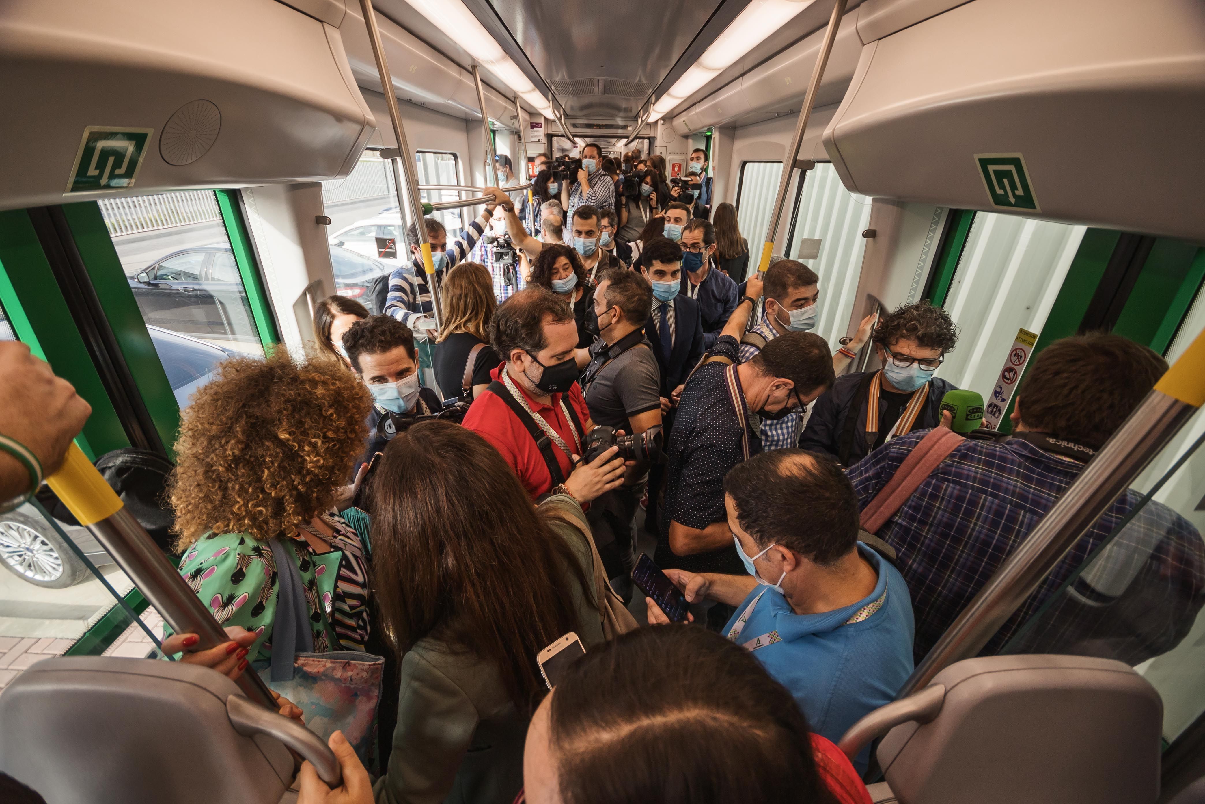 Periodistas hacinados en el vagón del Trambahía.