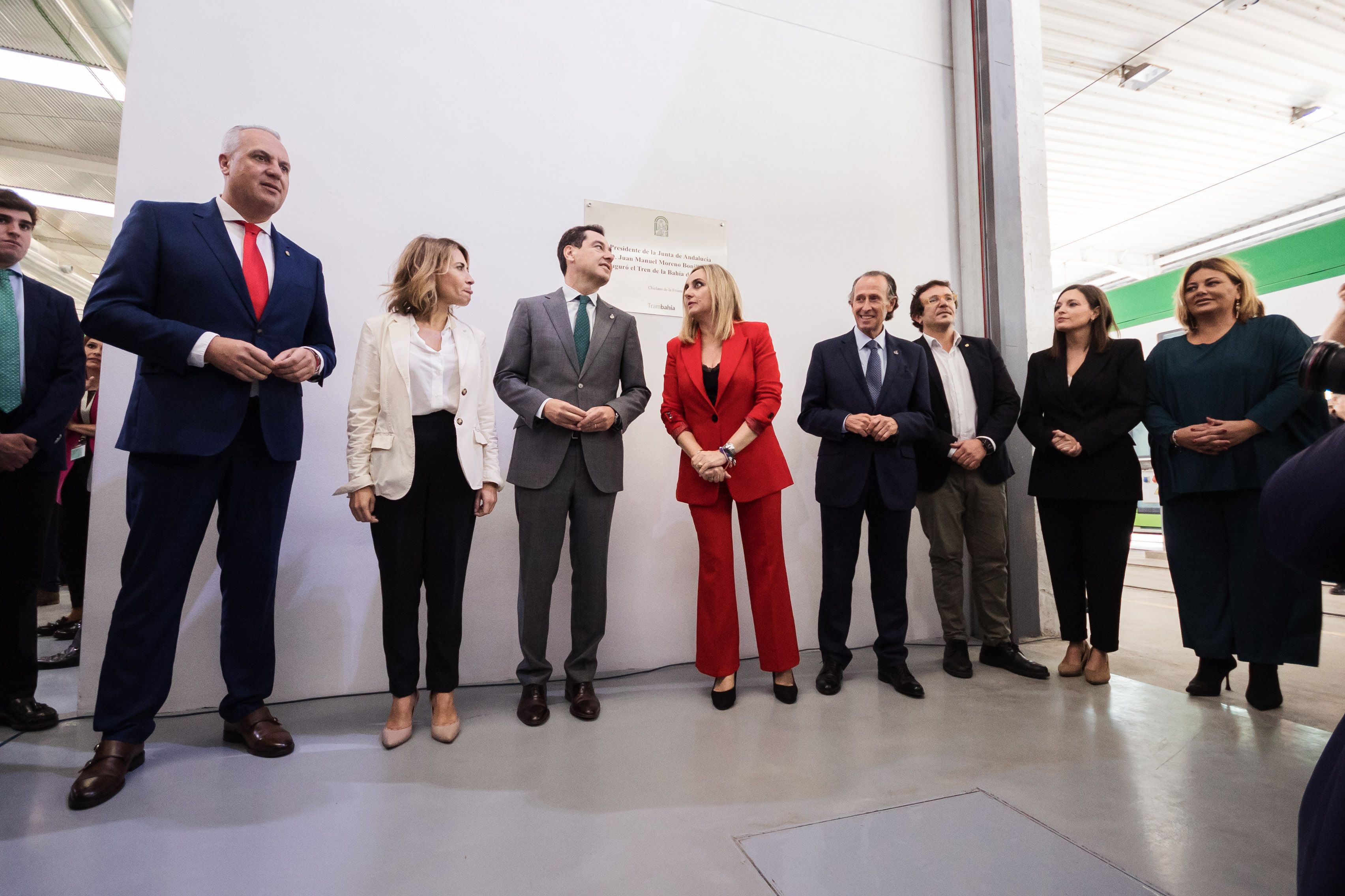 Los políticos posan junto a la placa conmemorativa.