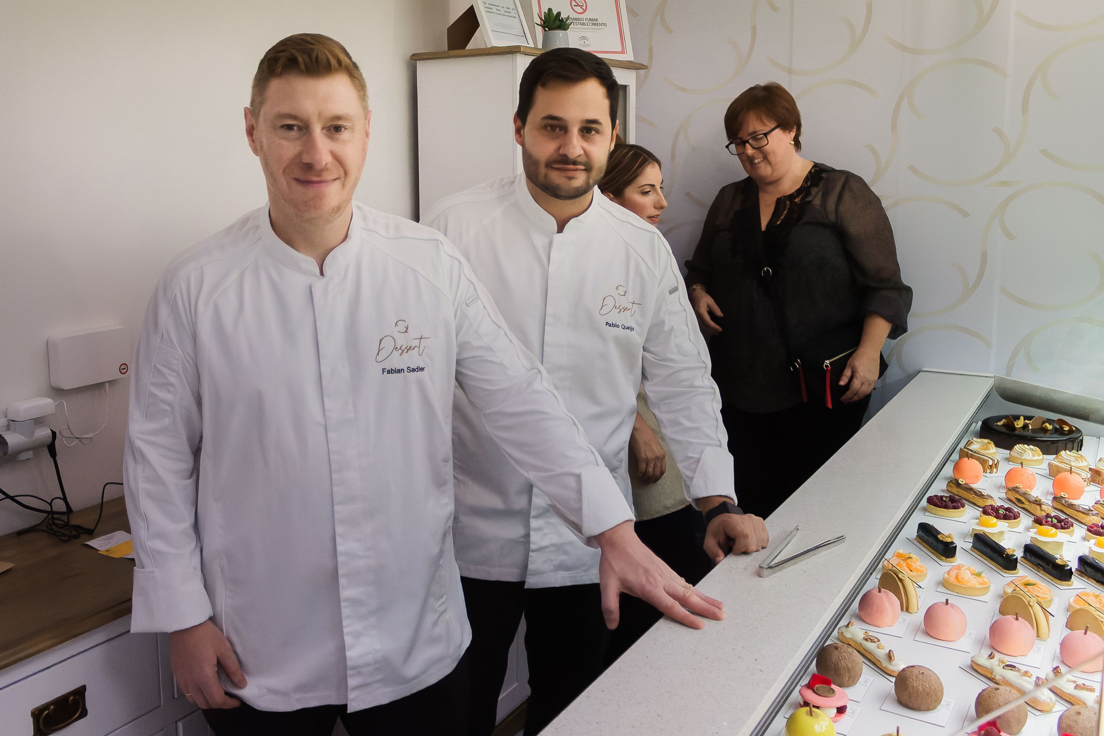 Fabian y Pablo, en el interior del local, estrenan su obrador de alta pastelería francesa en Jerez, este miércoles tras la apertura.