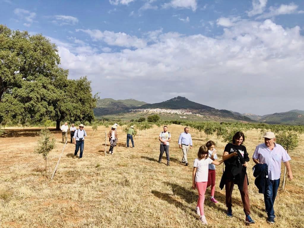 Miembros de la Fundación Savia, paseando por la finca donde se dieron a conocer los ganadores del Concurso Internacional de Poesía Rural.