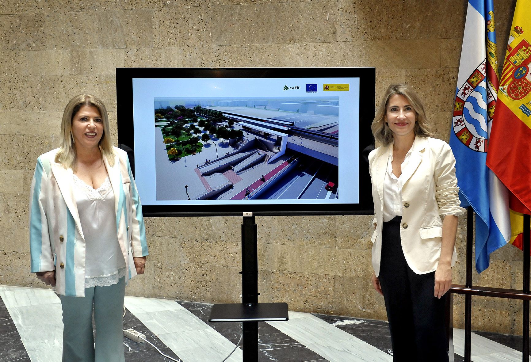 La alcaldesa y la ministra de Transportes, junto a la recreación virtual del nuevo apeadero de 'La Pepa', en la zona Norte de Jerez.
