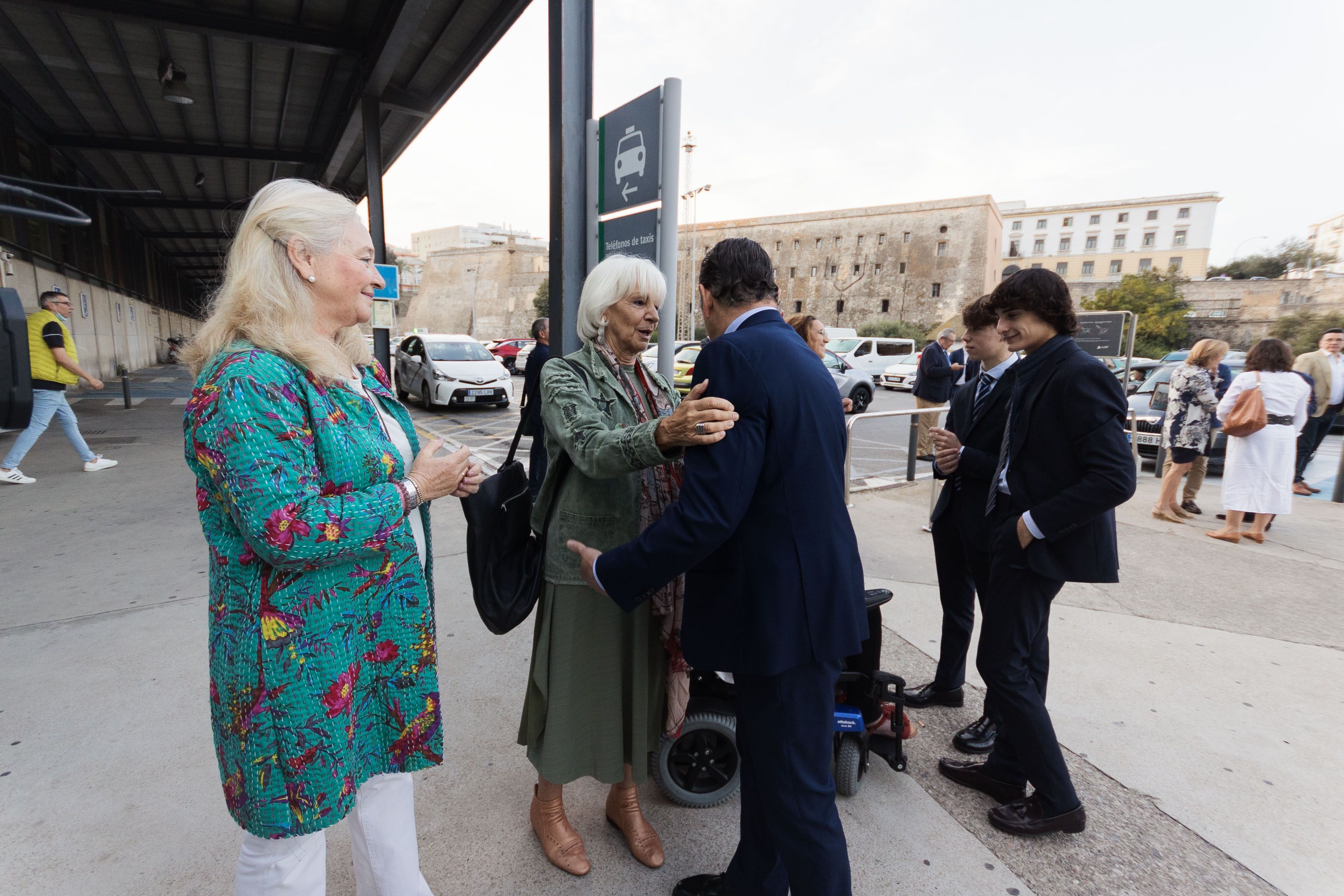 Antonio Sanz saludando a Teofilo Martínez momentos antes del viaje inaugural