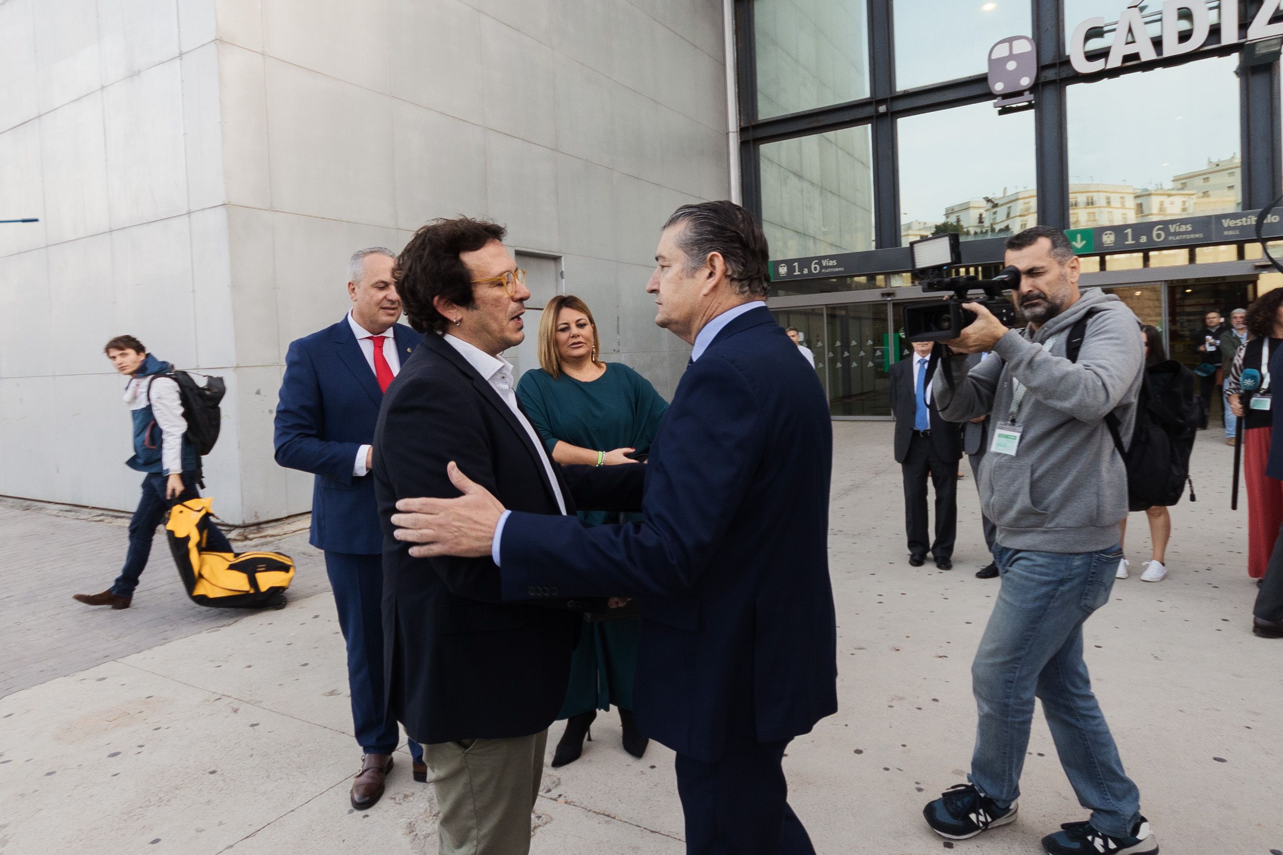 El alcalde de Cádiz saludando a Antonio Sanz