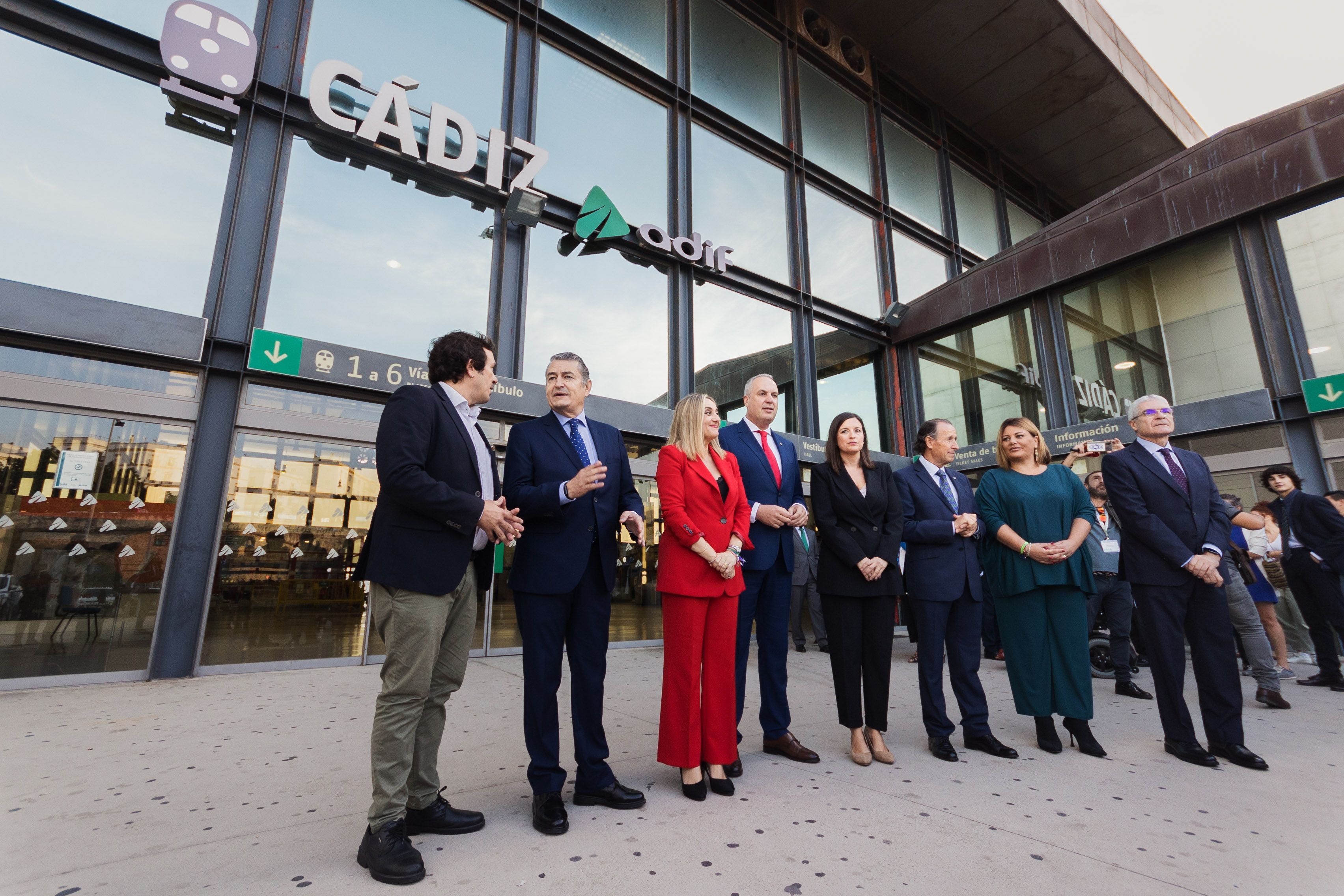 Representantes políticos esperando la llegada de Raquel Sánchez, Ministra de Transportes, Movilidad y Agenda Urbana