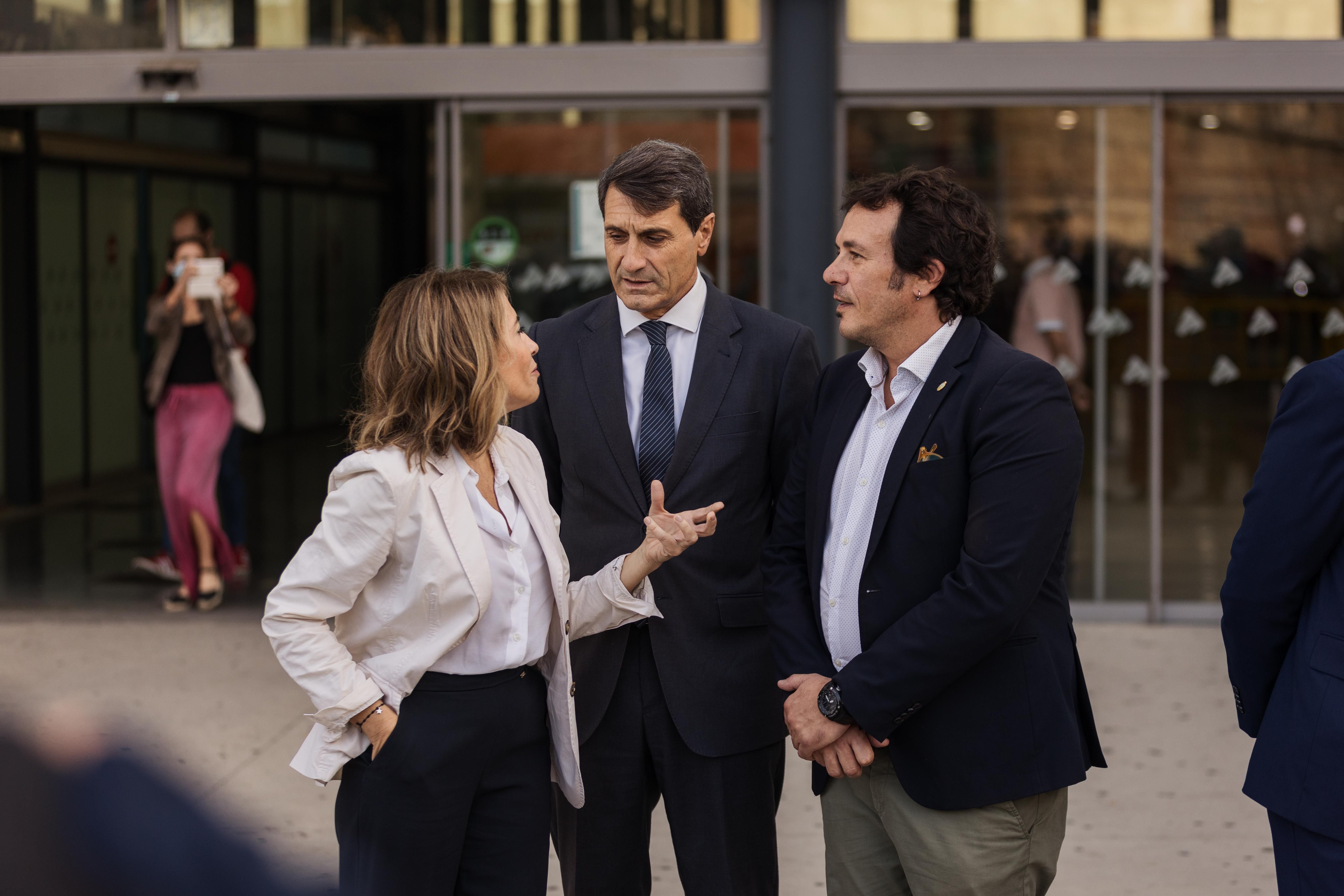 La ministra Raquel Sánchez hablando con el alcalde de Cádiz