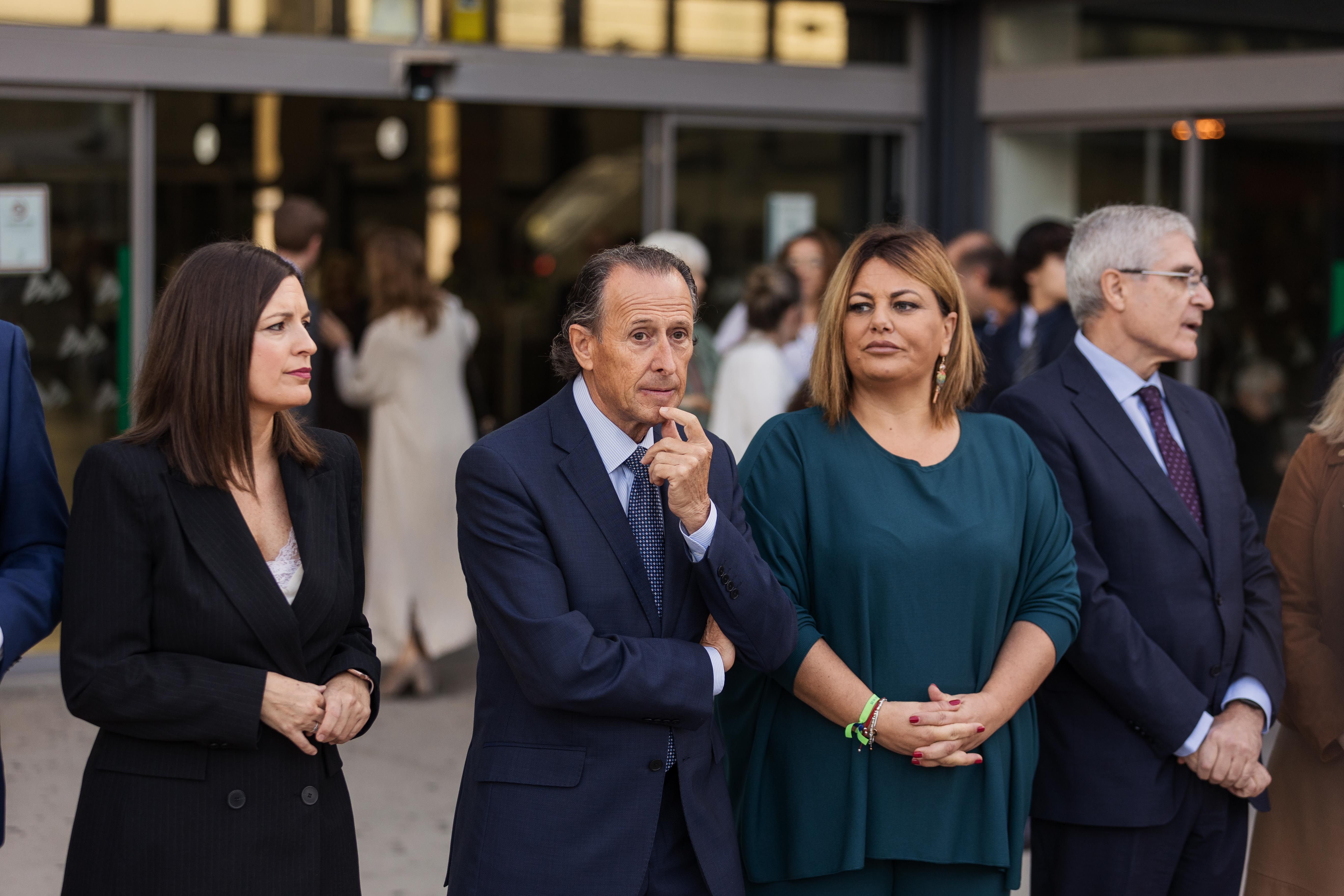 Representantes políticos a la espera de la foto de familia antes de entrar a la estación