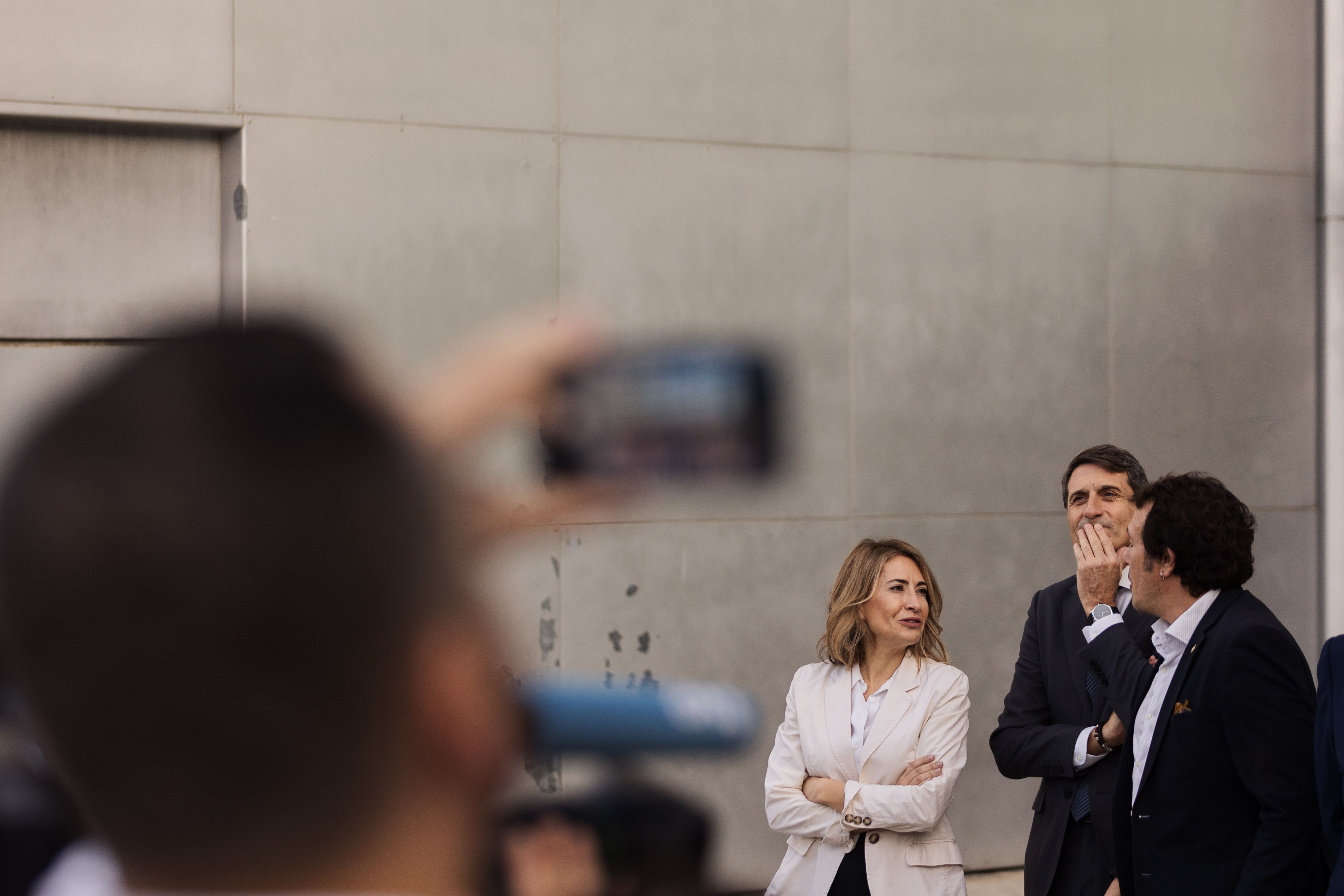 Pasajero recién bajado del tren capturando con el móvil la foto de familia