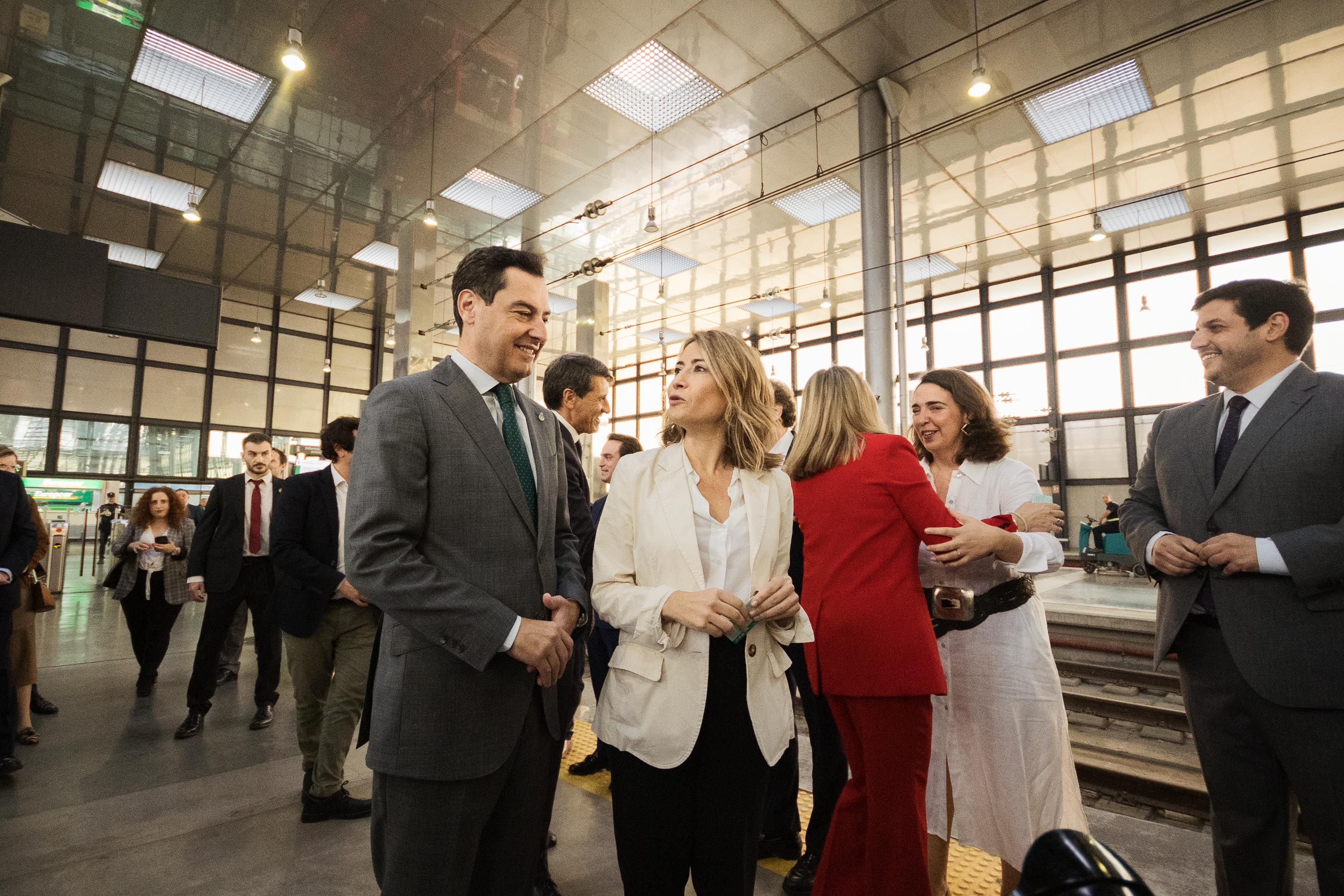 Momentos previos a la subida de las autoridades al Tramvía