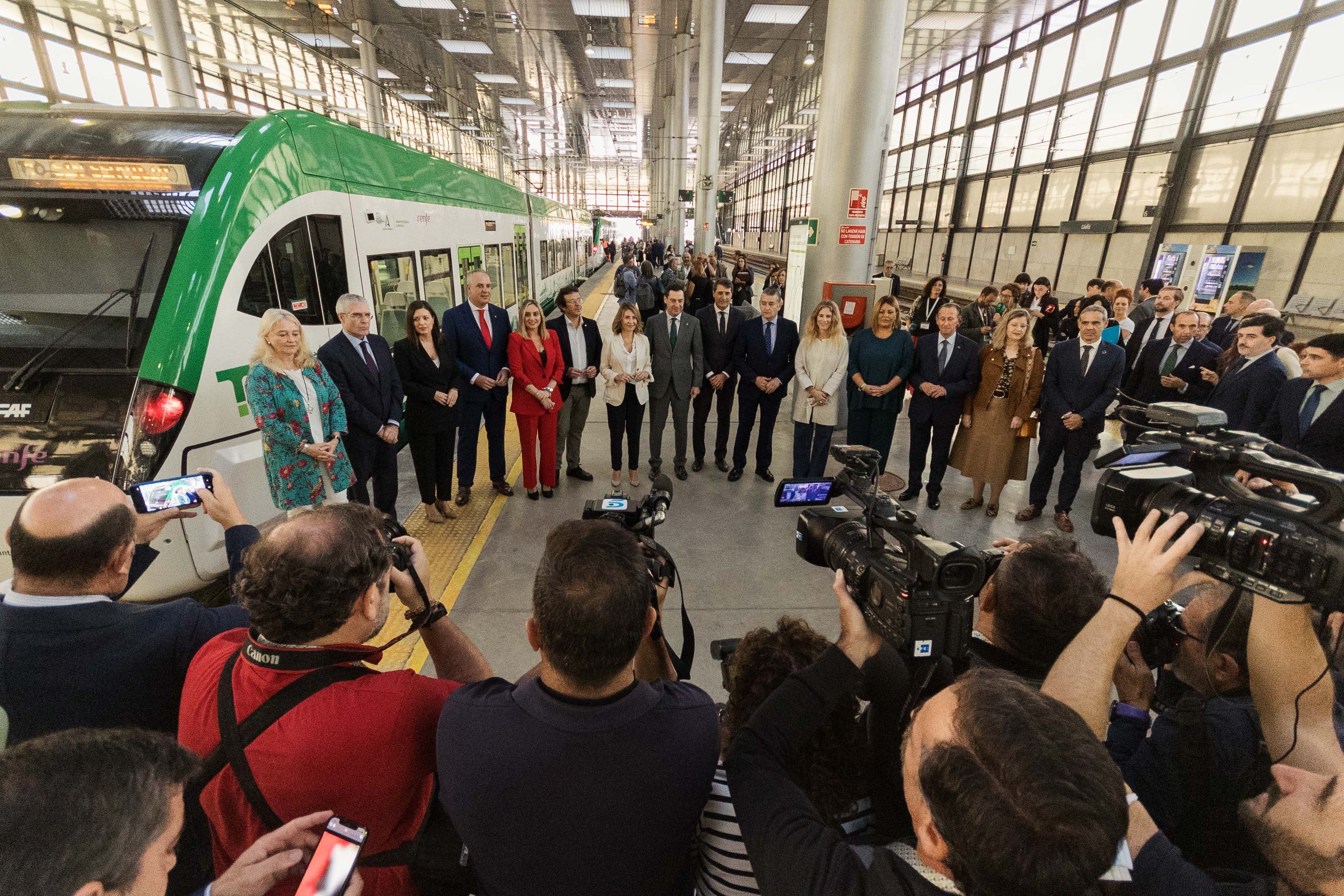 Representantes políticos posando junto al Tranvía