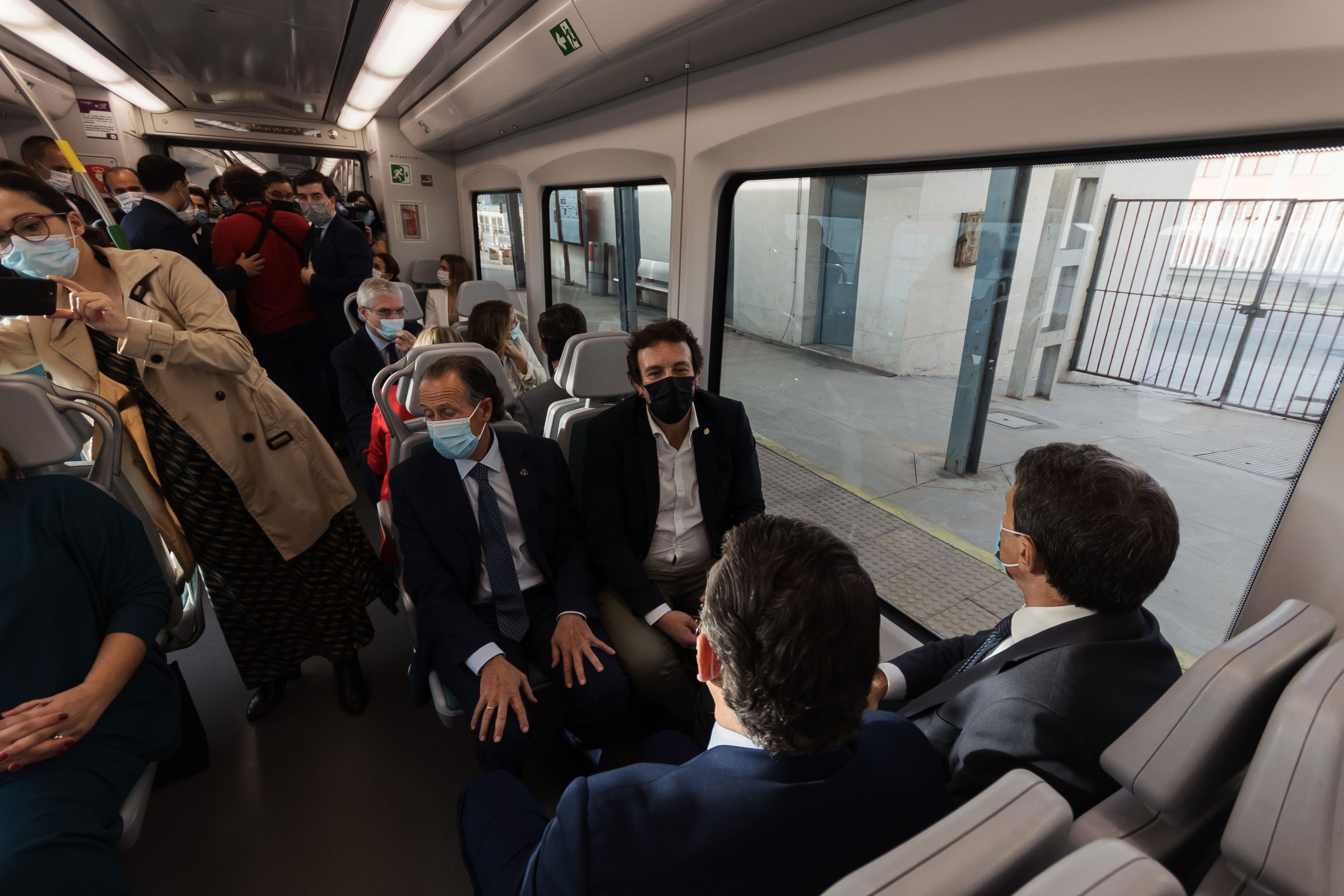 Vagón de las autoridades disfrutando del primer viaje