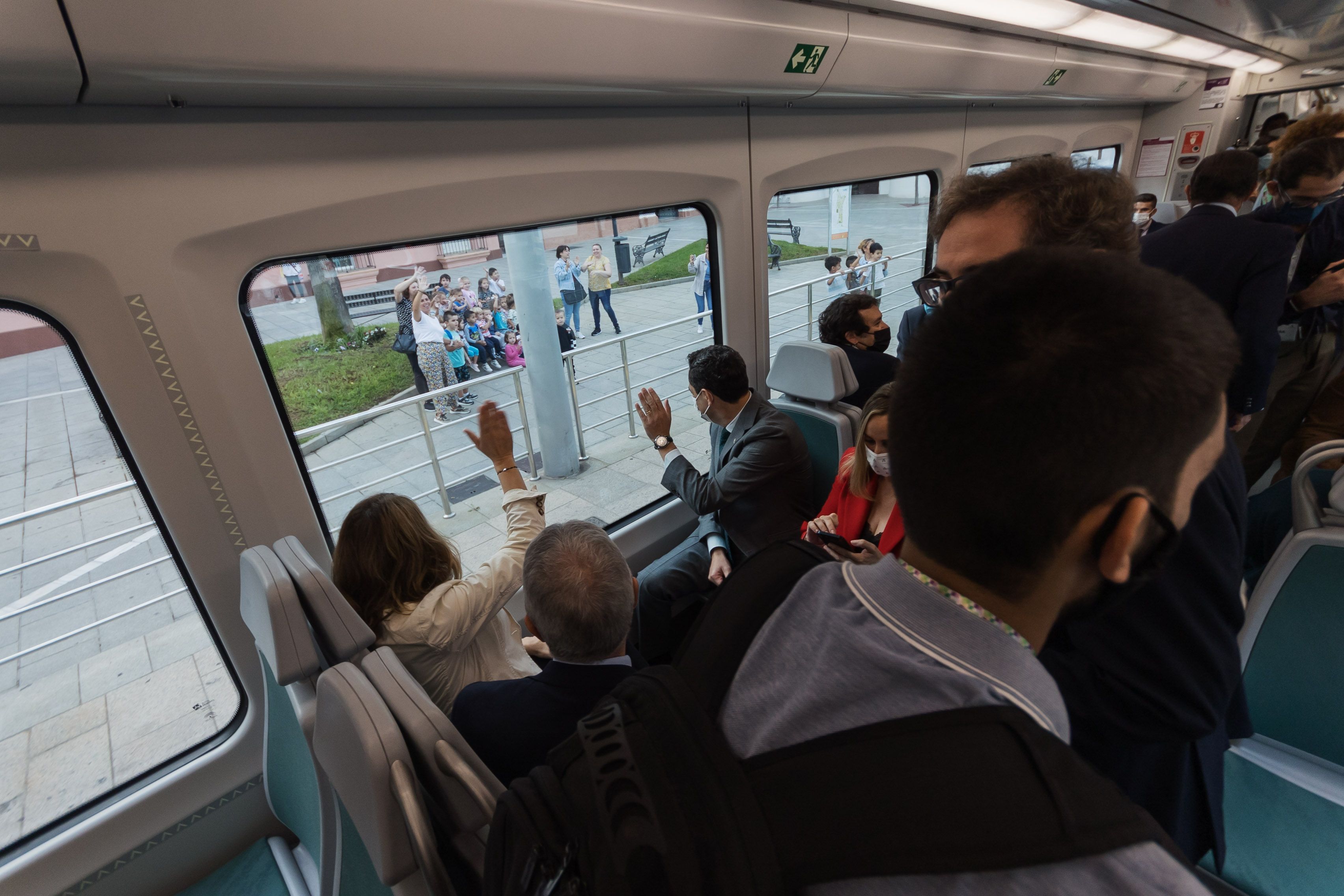 Un grupo de estudiantes saluda al Tranvía a su paso por San Fernando