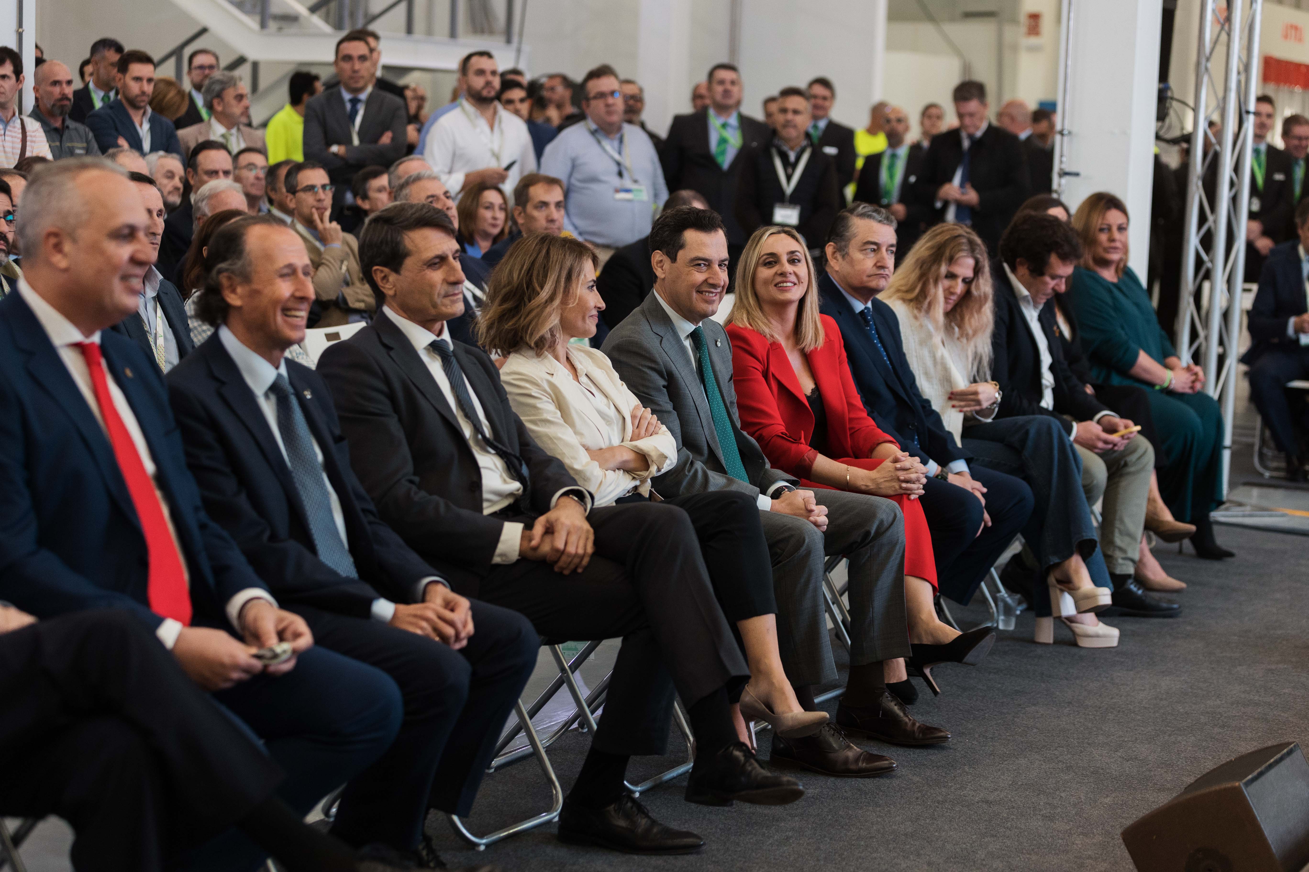 Juan Manuel Moreno junto al resto de alcaldes esperando a la siguiente intervención