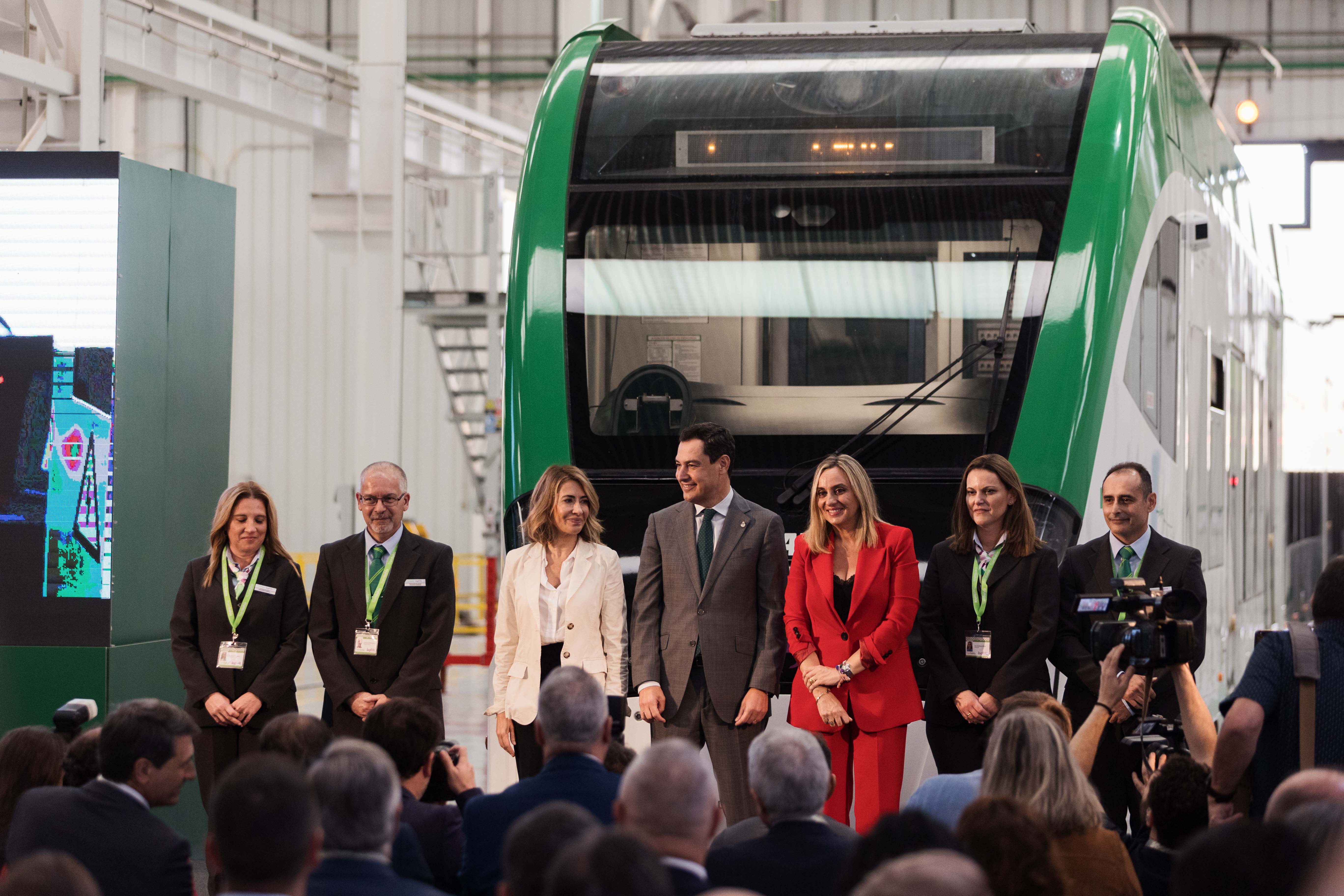 Trabajadores del tranvía junto al presidente de Andalucía, la consejera y la ministra.