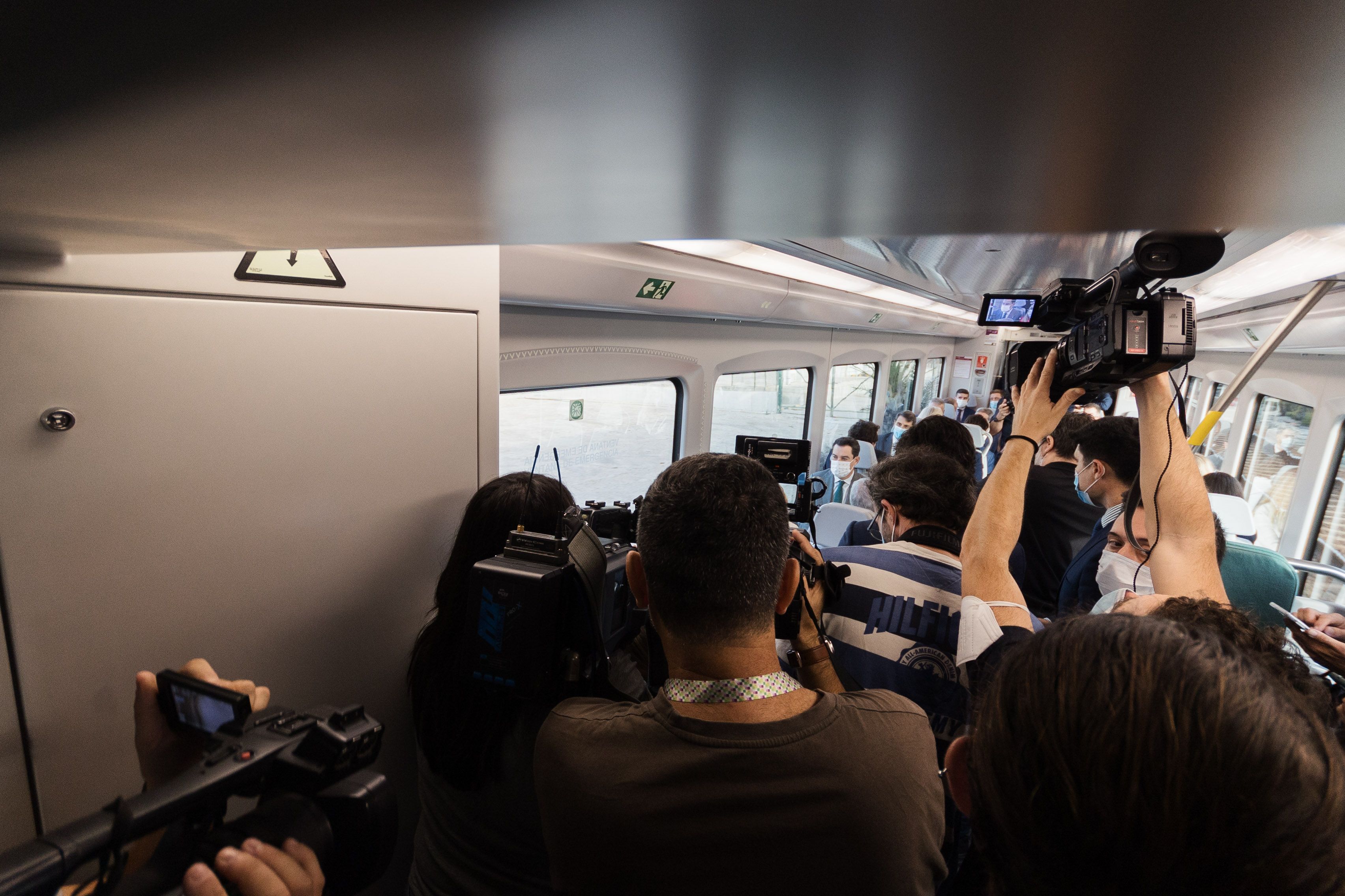 Cámaras de televisión haciéndose un hueco para grabar algunos momentos para sus diferentes cadenas