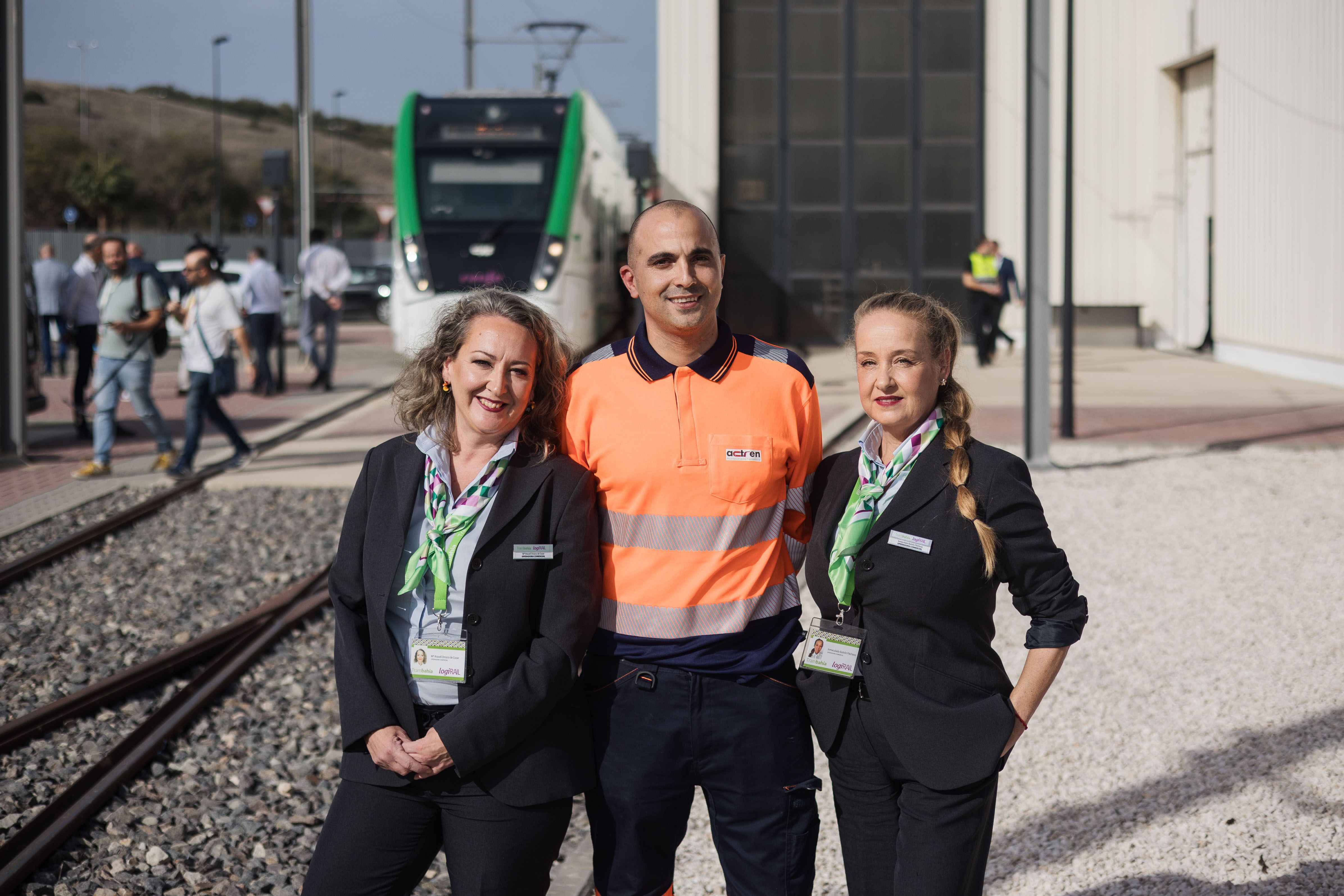 Inmaculada, José Antonio y Araceli, tres de los currantes del Trambahía, en su primera jornada oficial en la estación de Pelagatos, Chiclana.