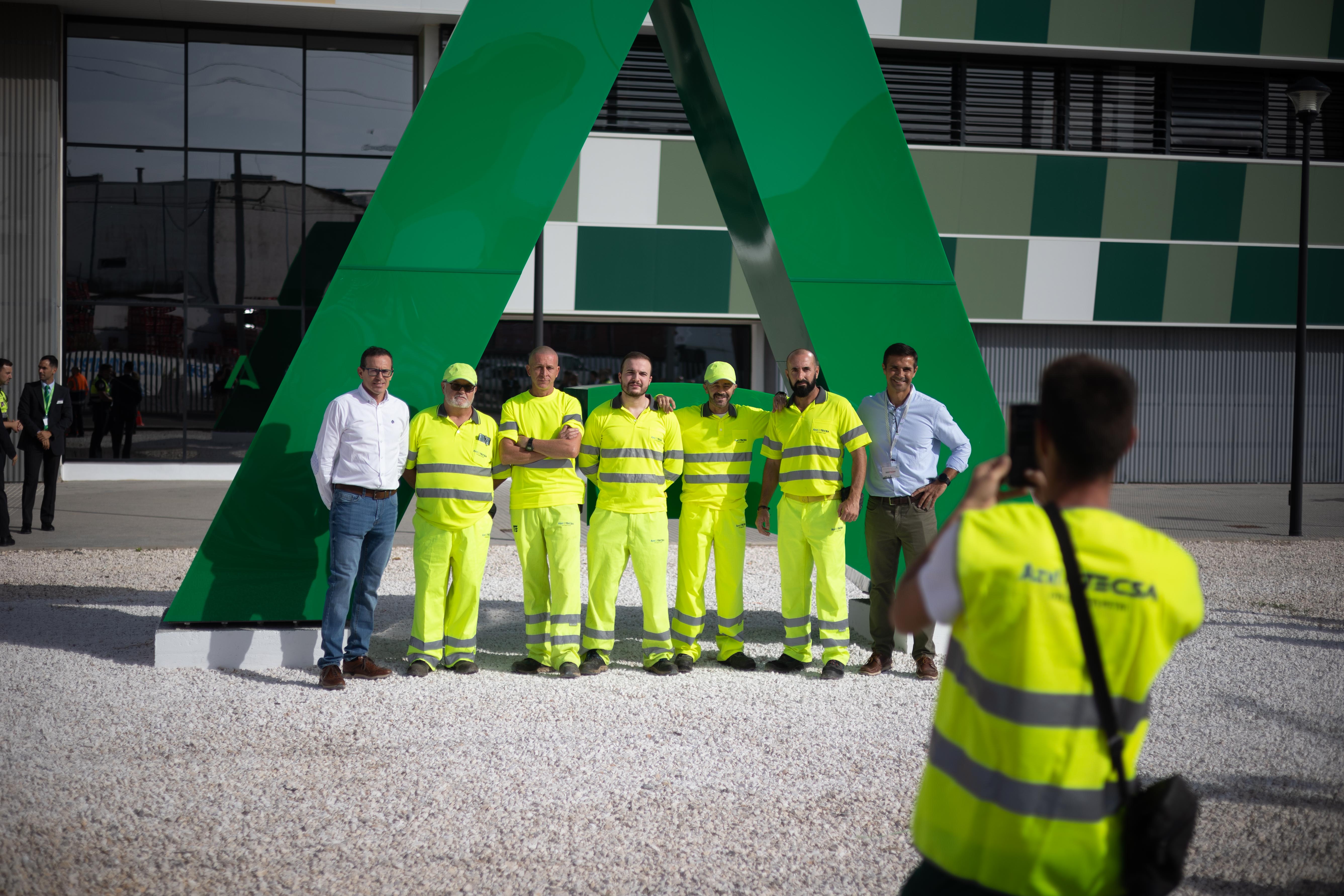 Varios trabajadores del Trambahía celebran el día de su inauguración.