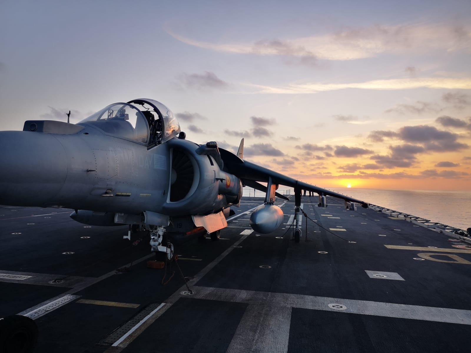 Un Harrier sobre la cubierta del portaaeronaves Juan Carlos I. ARMADA