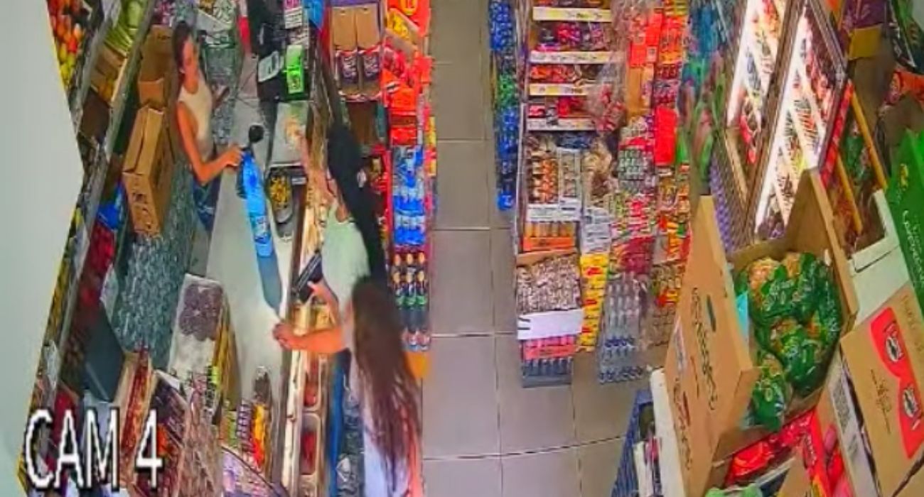 Una imagen de las cámaras de seguridad que han captado el robo en una tienda de Guadalcacín.