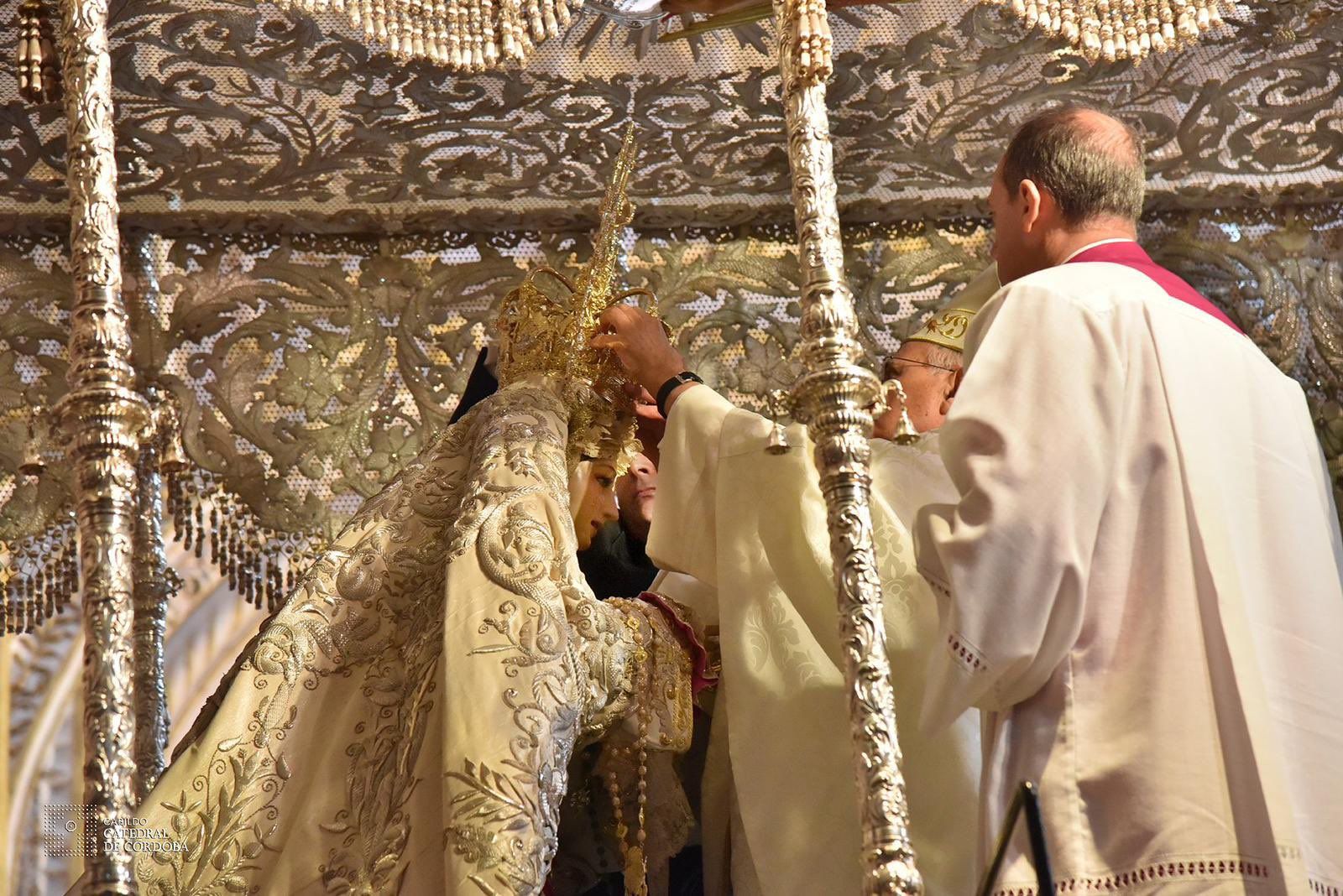 La coronación de la Virgen de la Paz y Esperanza, una salida extraordinaria que ha molestado a vecinos de Córdoba.   CABILDO CATEDRAL DE CÓRDOBA
