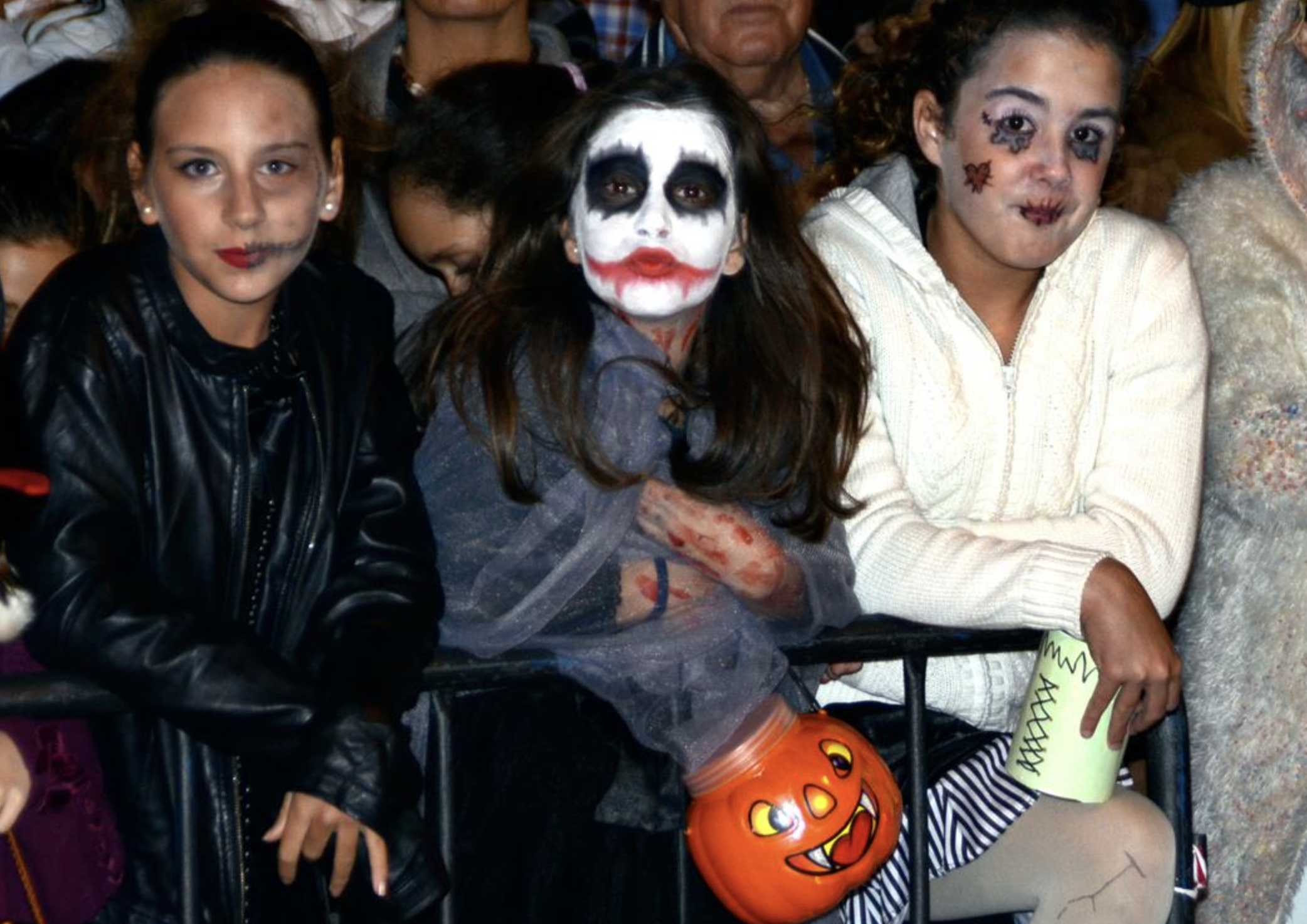 Varias niñas con caramelos en una noche de Halloween pasada. FACEBOOK