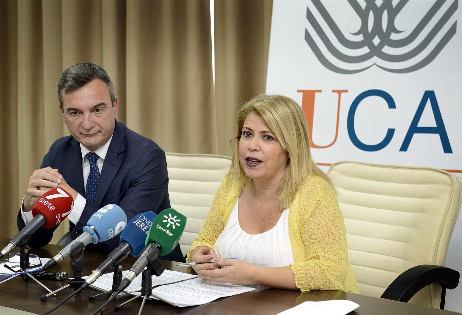 El rector en funciones con la alcaldesa de Jerez.