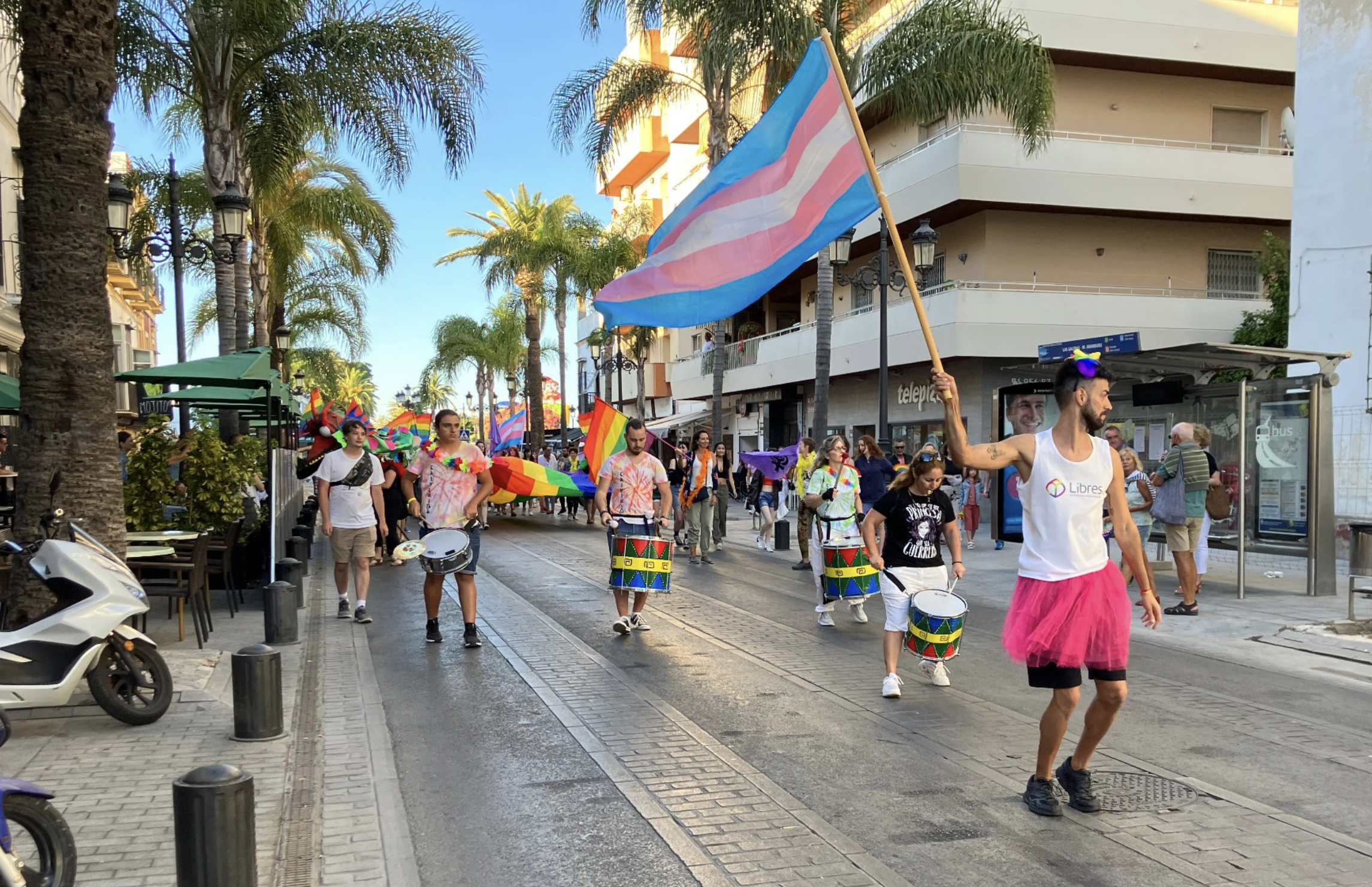 Una manifestación con banderas trans de Libres LGTBI en El Puerto hace unos meses para condenar agresiones tránsfobas.
