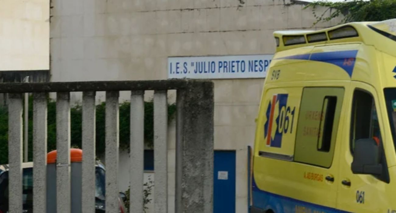 Los servicios de emergencia, en el instituto donde ha fallecido un estudiante tras caerse un muro.