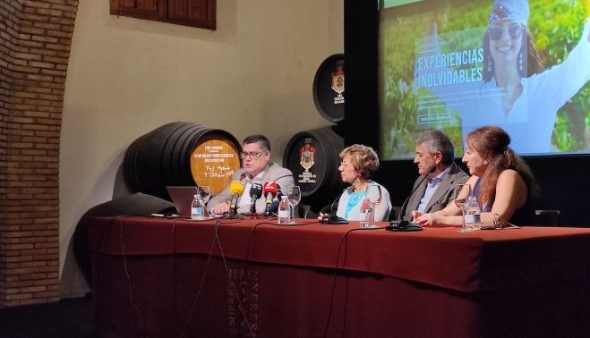La presidencia del acto, en la bodega San Ginés del Consejo Regulador. 