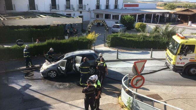 Los bomberos, actuando en el Hospital de Jerez.